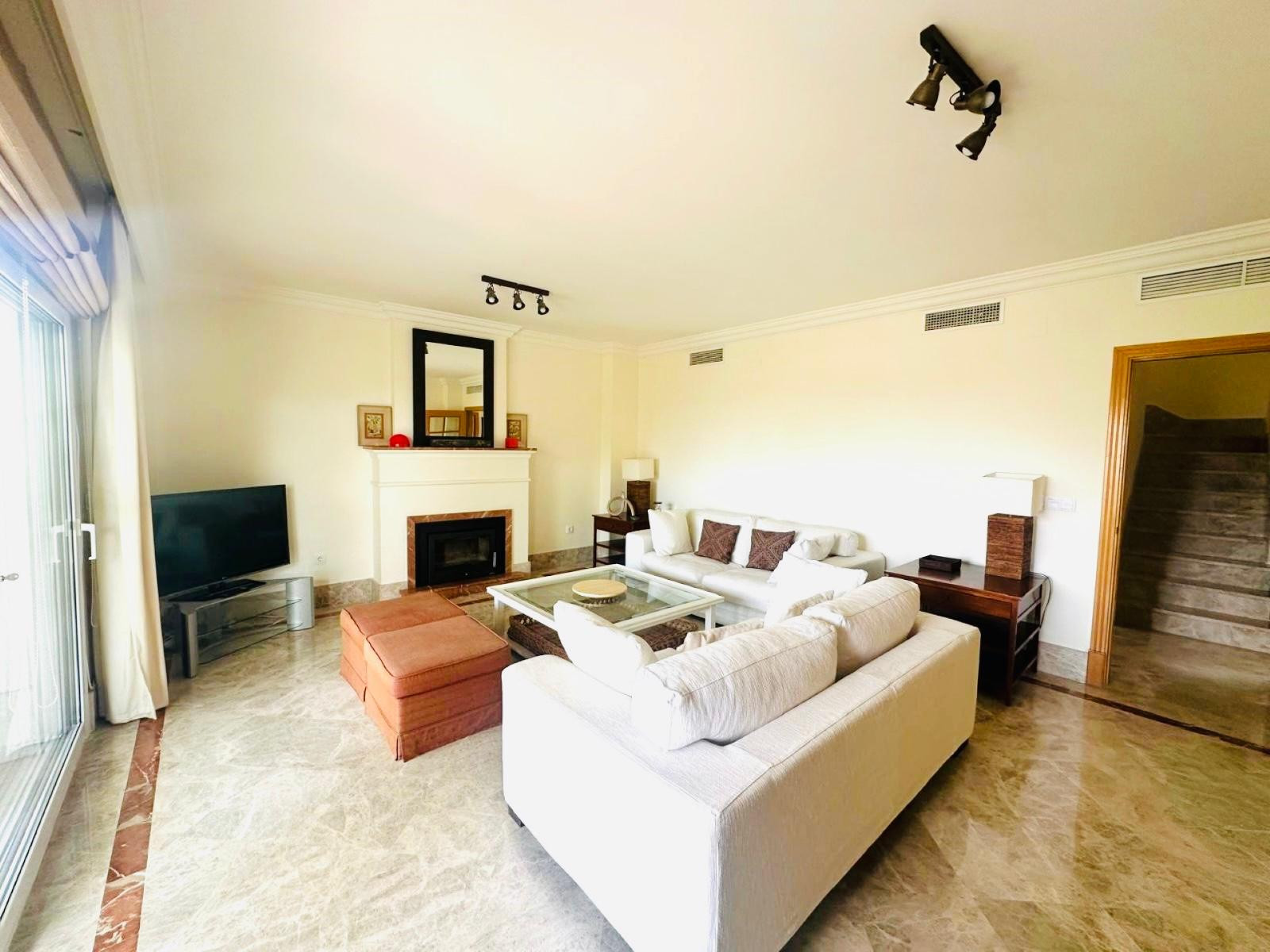 Pareada en esquina con piscina privada y jacuzzi en Santa Clara Golf, Marbella Este