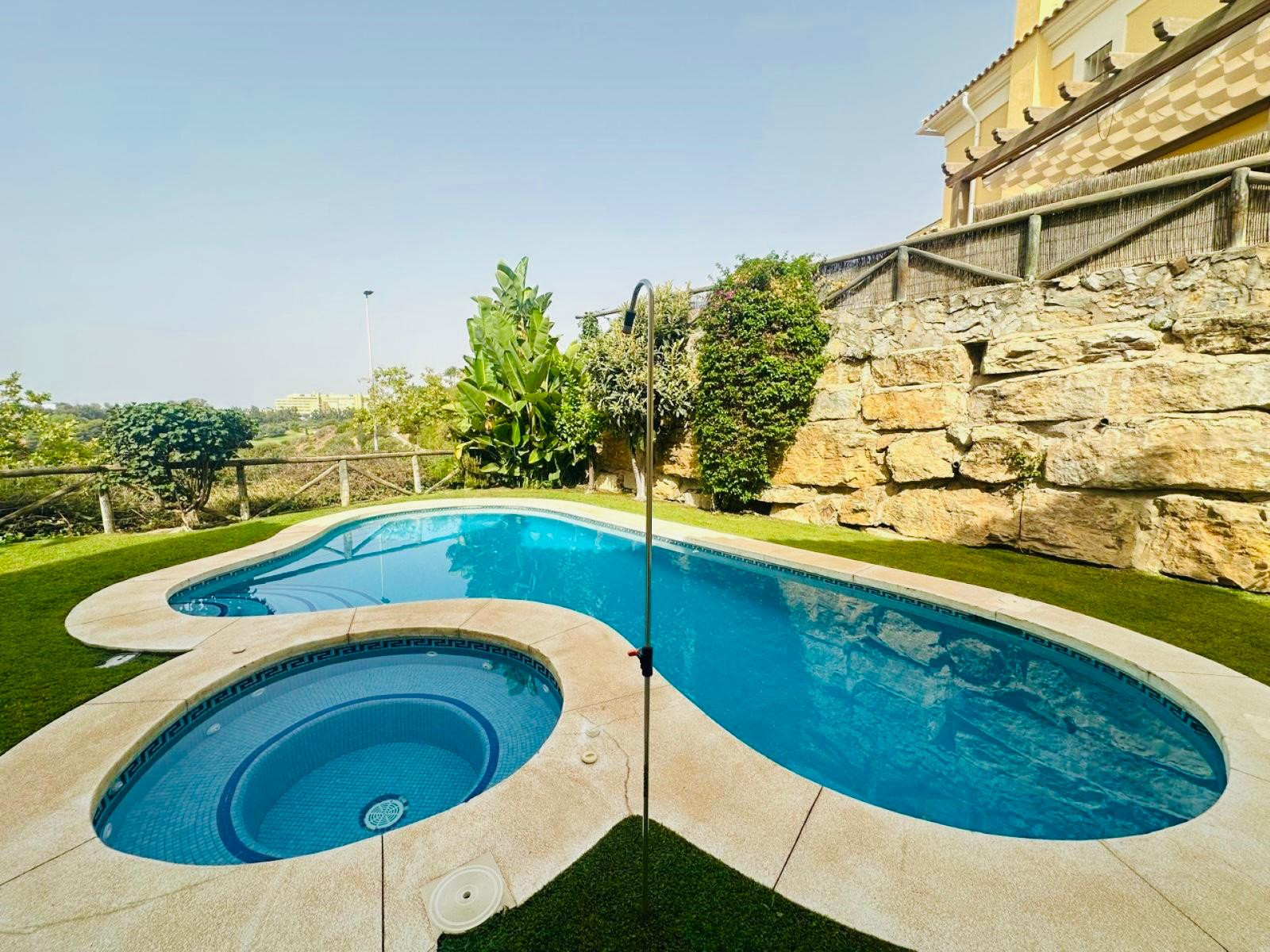 Pareada en esquina con piscina privada y jacuzzi en Santa Clara Golf, Marbella Este