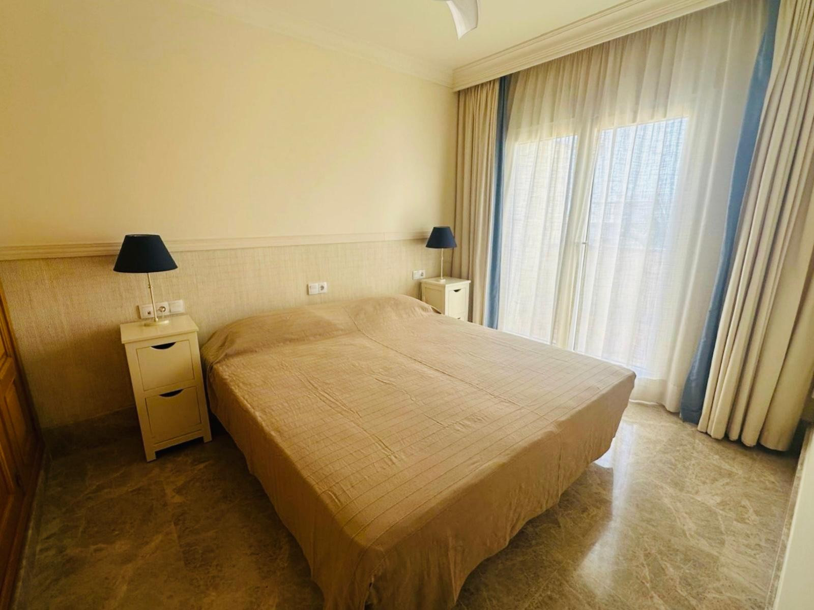 Pareada en esquina con piscina privada y jacuzzi en Santa Clara Golf, Marbella Este