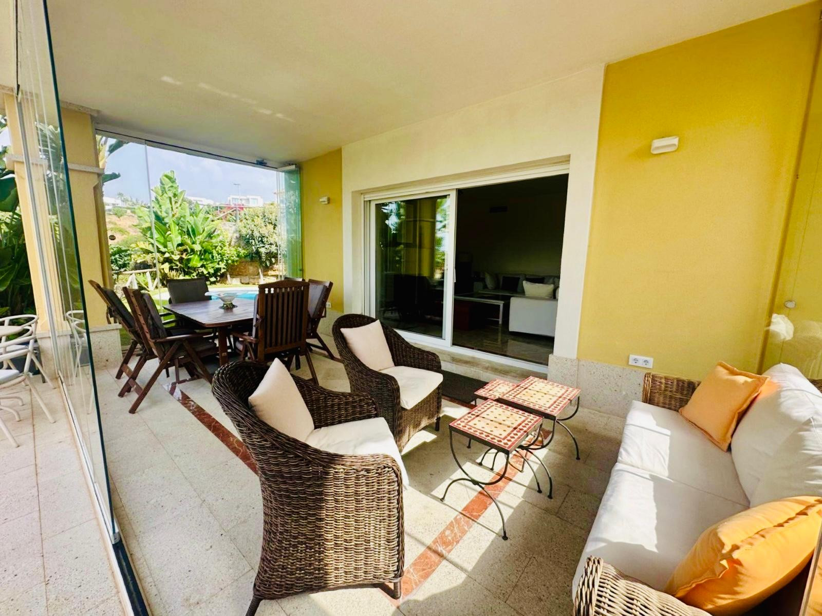 Pareada en esquina con piscina privada y jacuzzi en Santa Clara Golf, Marbella Este