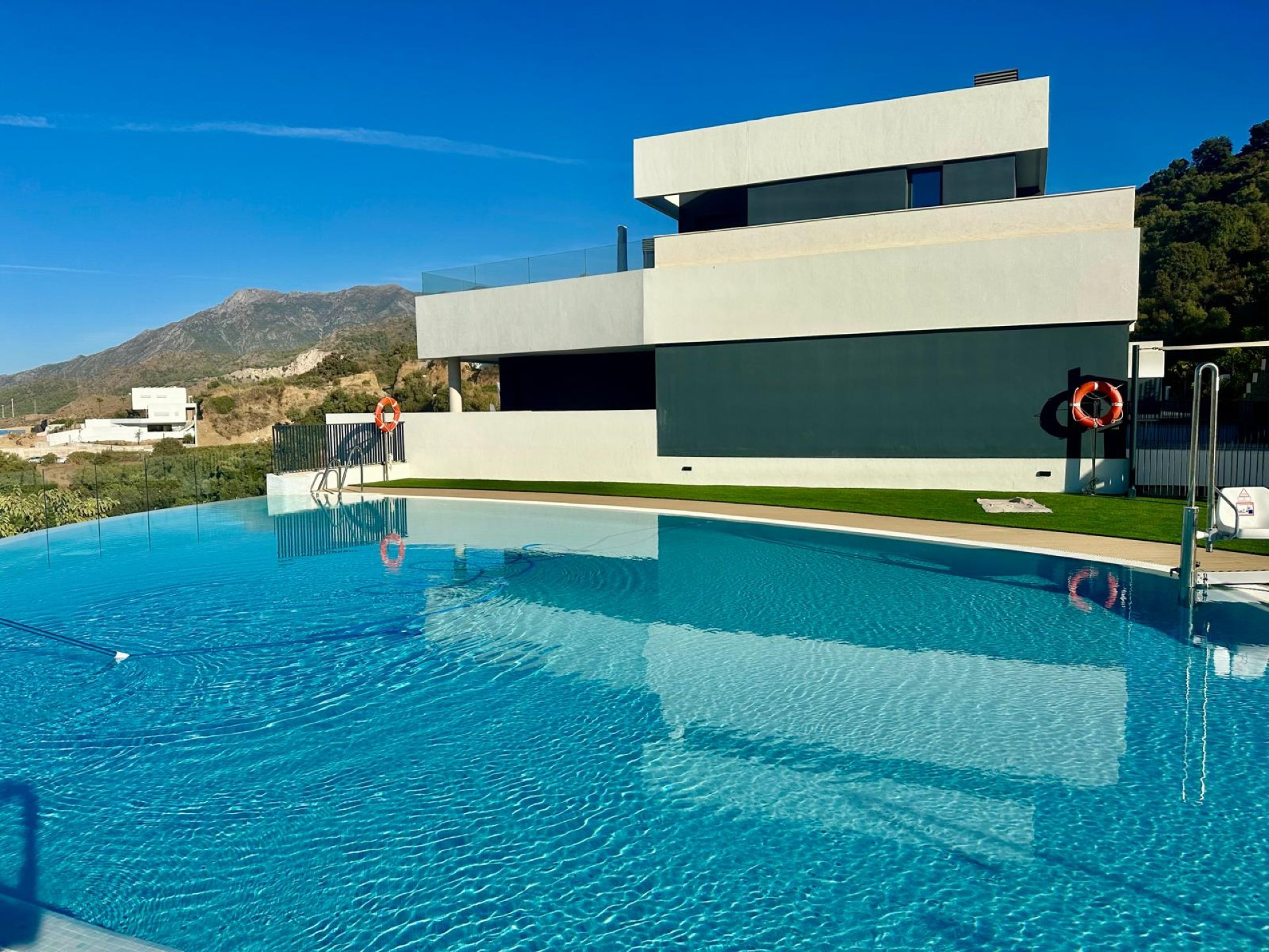 Contemporary stylish apartment with panoramic views in Los Altos de los Monteros, Marbella East