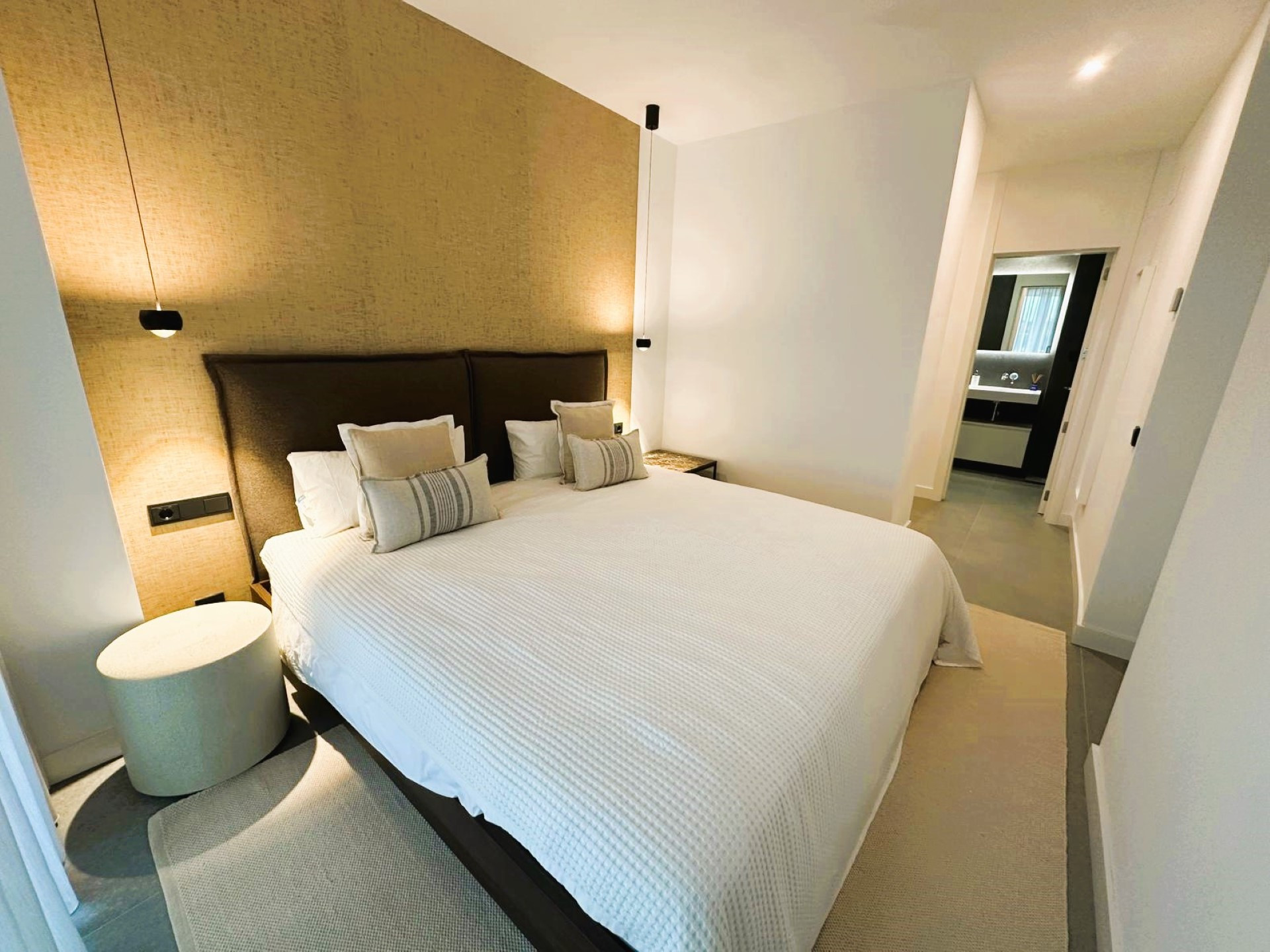 Contemporary stylish apartment with panoramic views in Los Altos de los Monteros, Marbella East