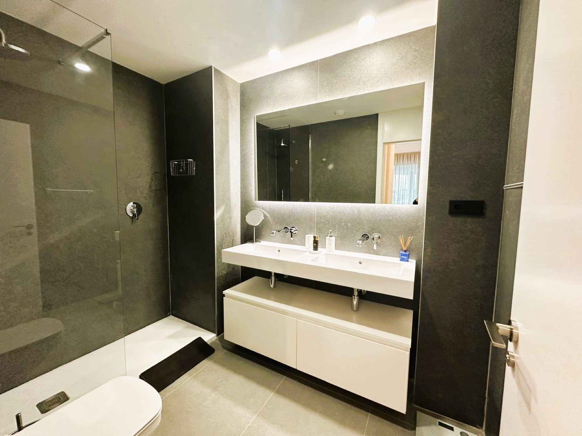 Contemporary stylish apartment with panoramic views in Los Altos de los Monteros, Marbella East