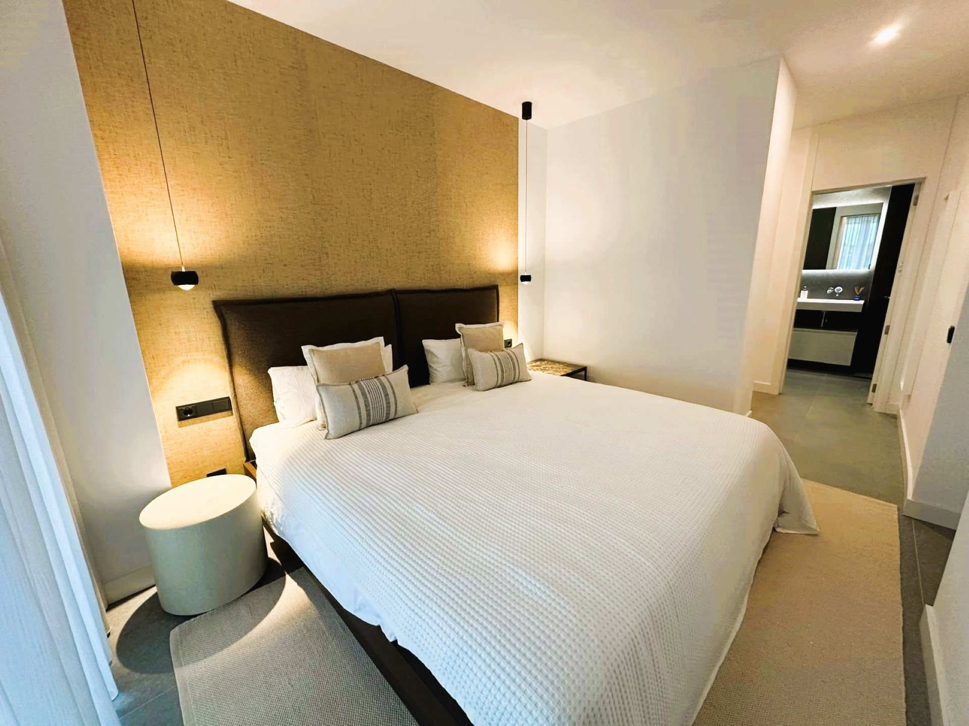 Contemporary stylish apartment with panoramic views in Los Altos de los Monteros, Marbella East