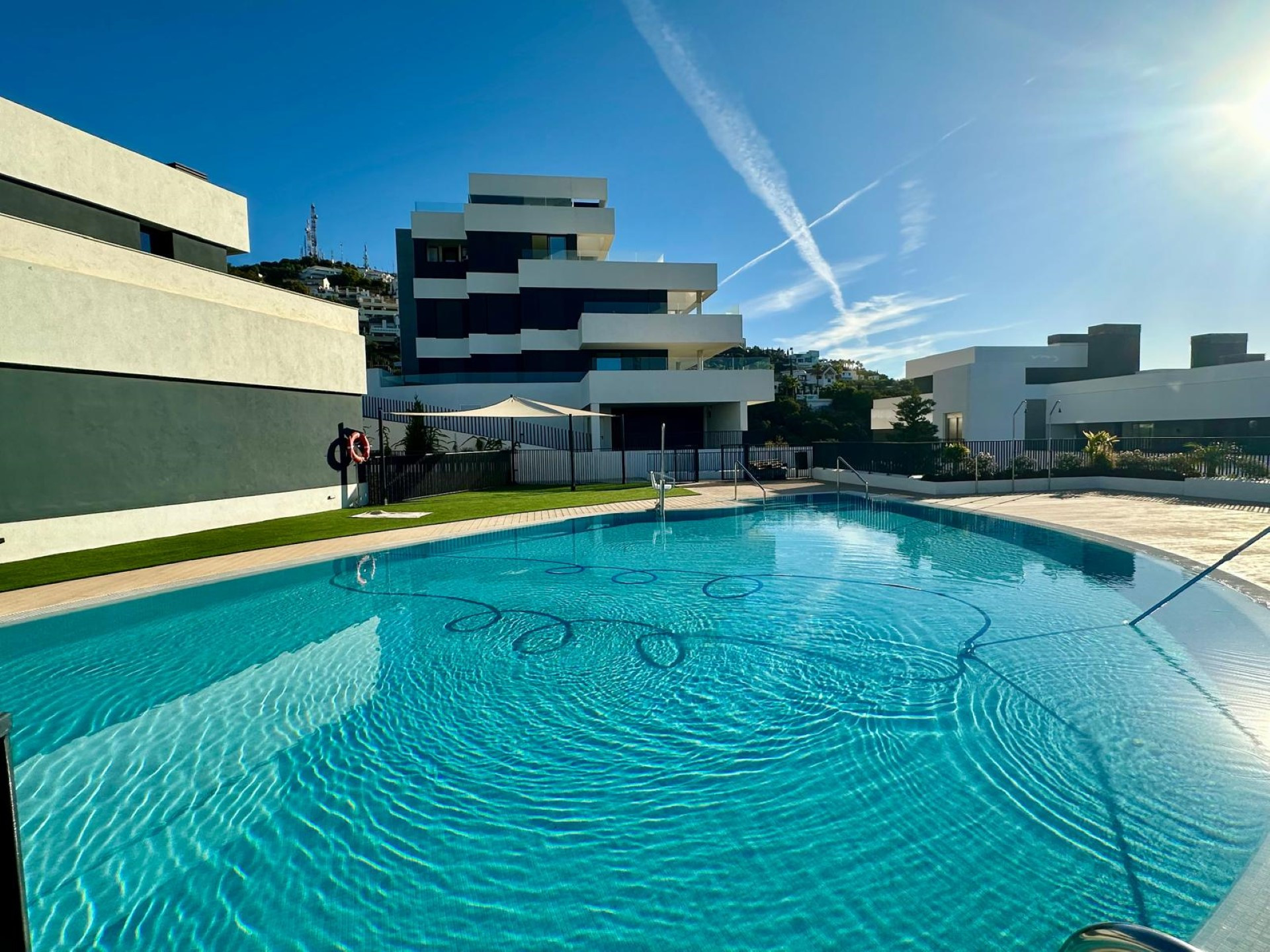 Contemporary stylish apartment with panoramic views in Los Altos de los Monteros, Marbella East