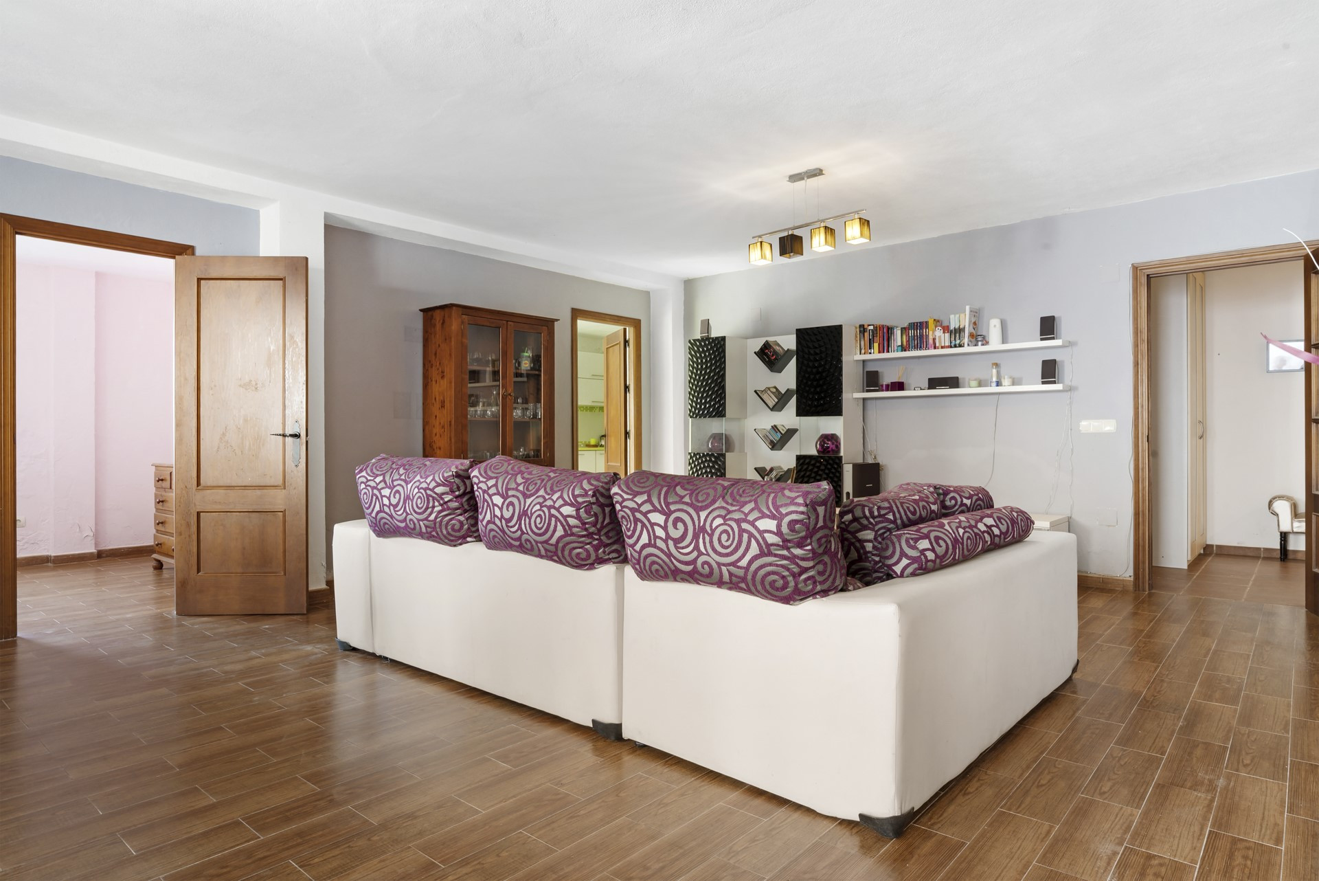 Spacious 6 bedroom villa including a guest apartment in Don Pedro, West of Estepona
