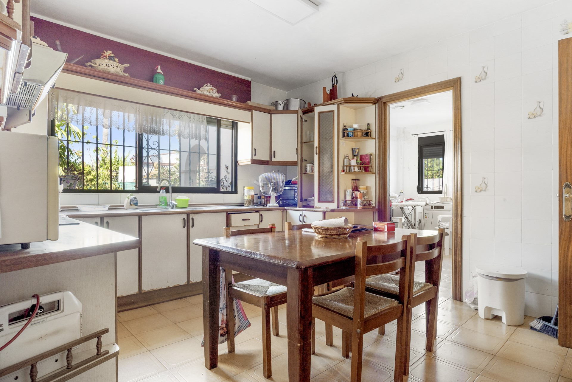 Spacious 6 bedroom villa including a guest apartment in Don Pedro, West of Estepona