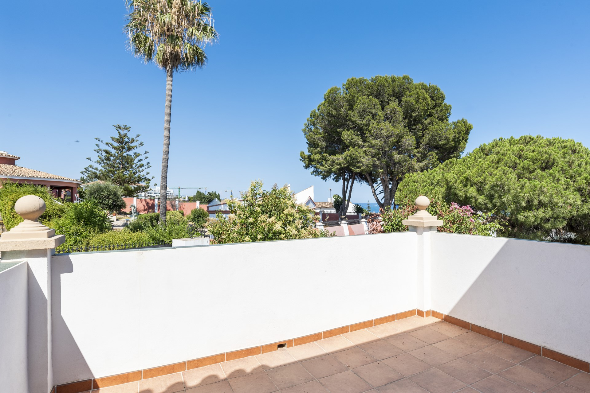 Spacious 6 bedroom villa including a guest apartment in Don Pedro, West of Estepona