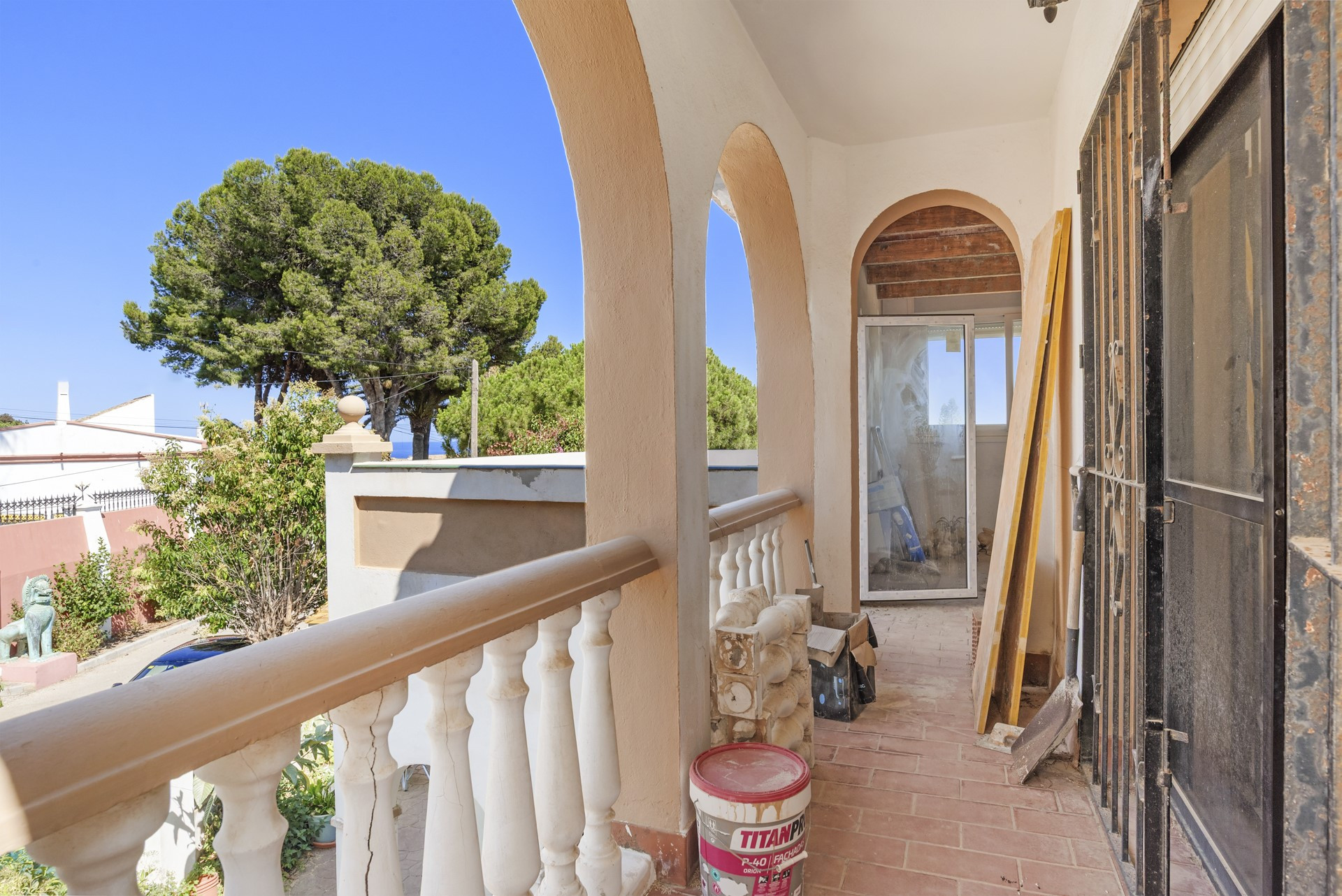 Spacious 6 bedroom villa including a guest apartment in Don Pedro, West of Estepona