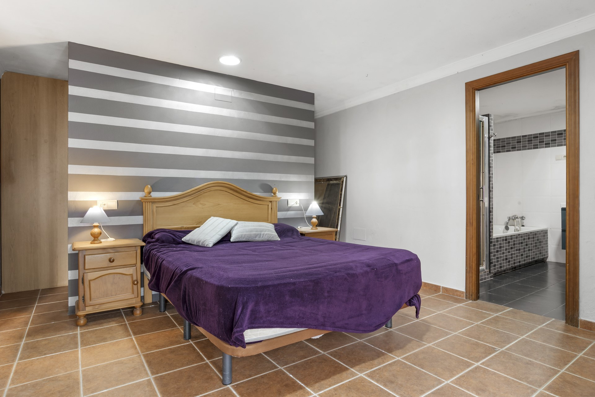 Spacious 6 bedroom villa including a guest apartment in Don Pedro, West of Estepona