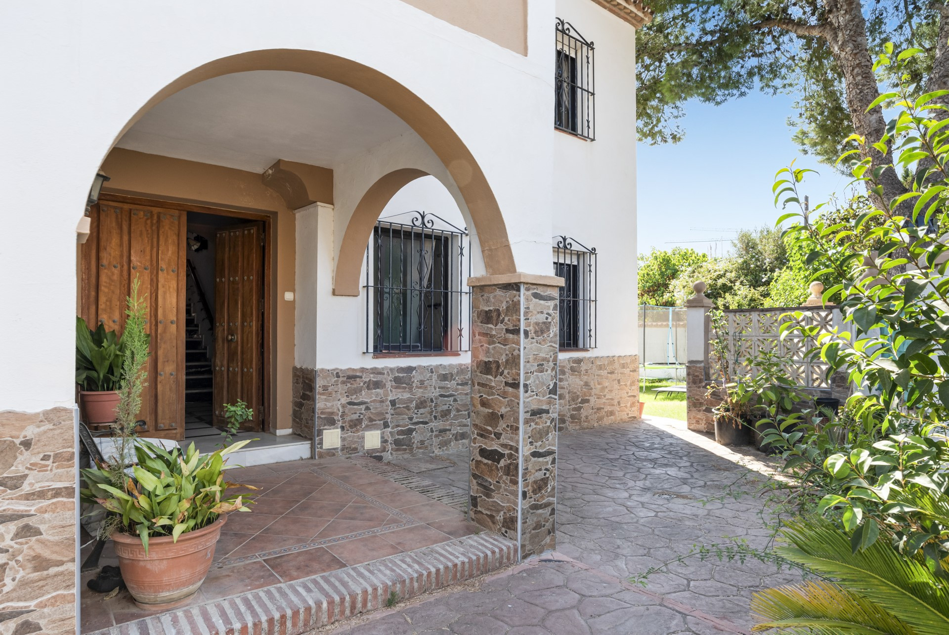 Spacious 6 bedroom villa including a guest apartment in Don Pedro, West of Estepona