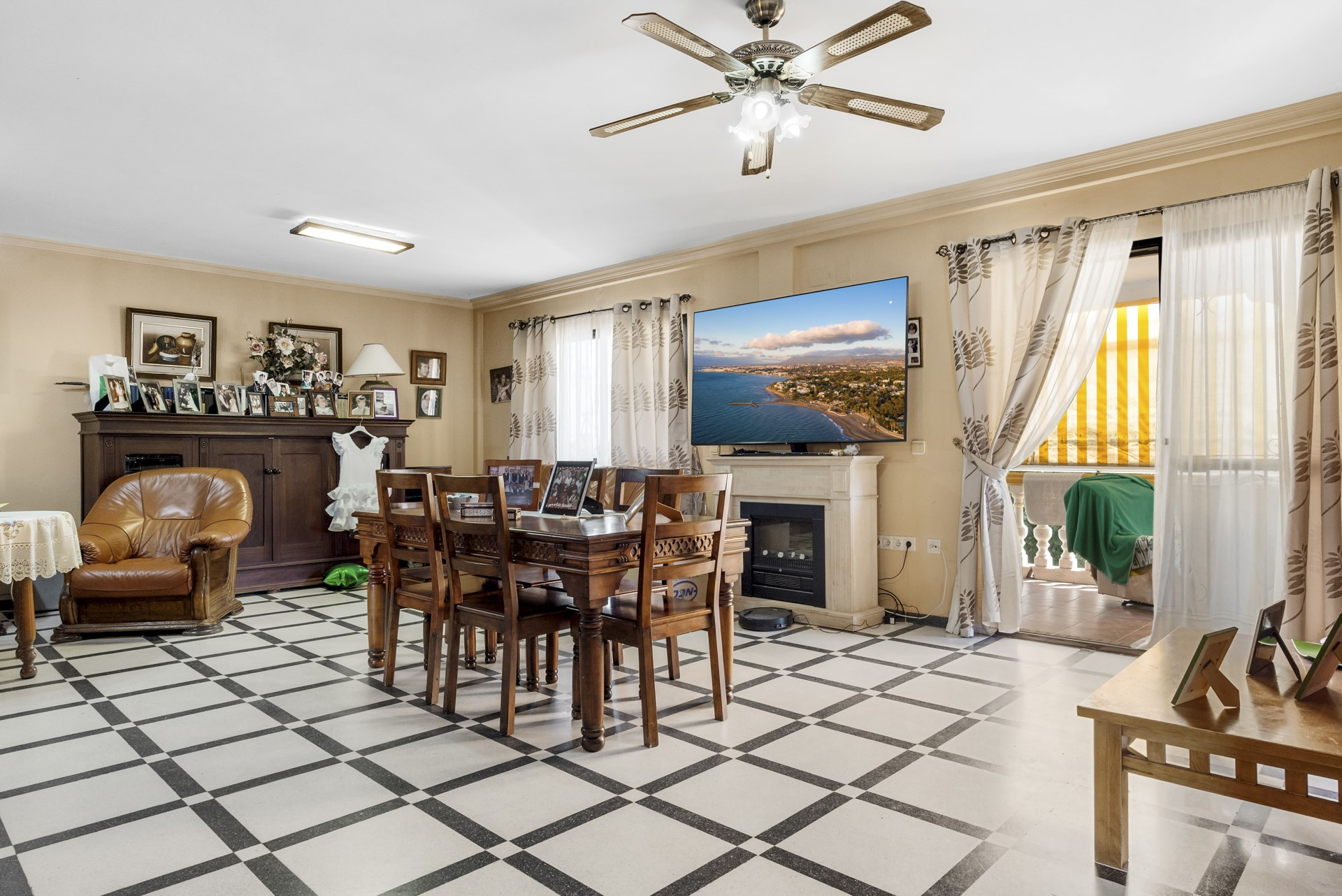 Spacious 6 bedroom villa including a guest apartment in Don Pedro, West of Estepona
