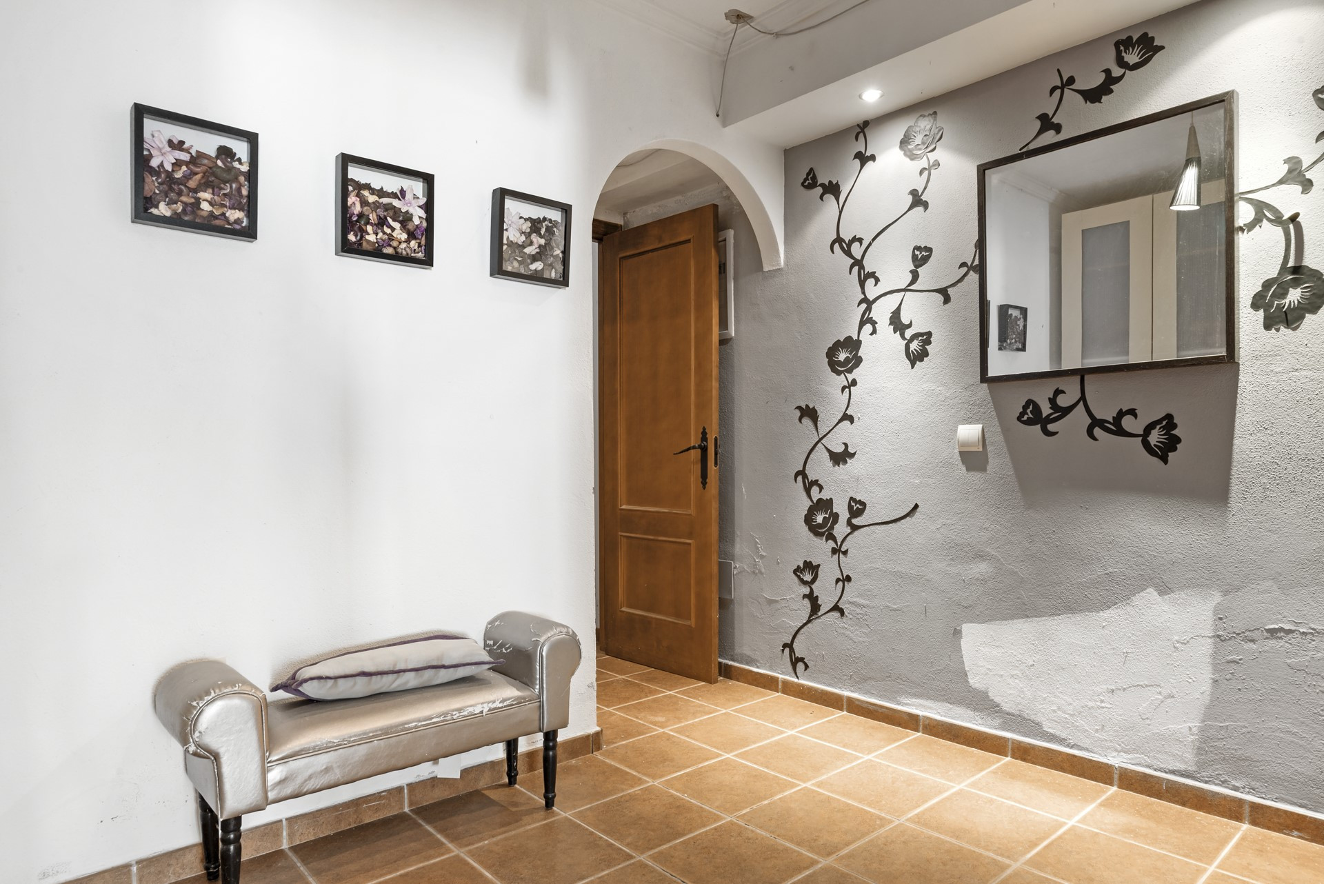 Spacious 6 bedroom villa including a guest apartment in Don Pedro, West of Estepona