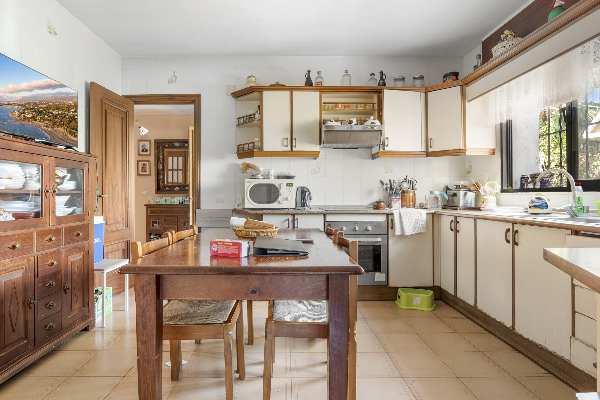 Spacious 6 bedroom villa including a guest apartment in Don Pedro, West of Estepona