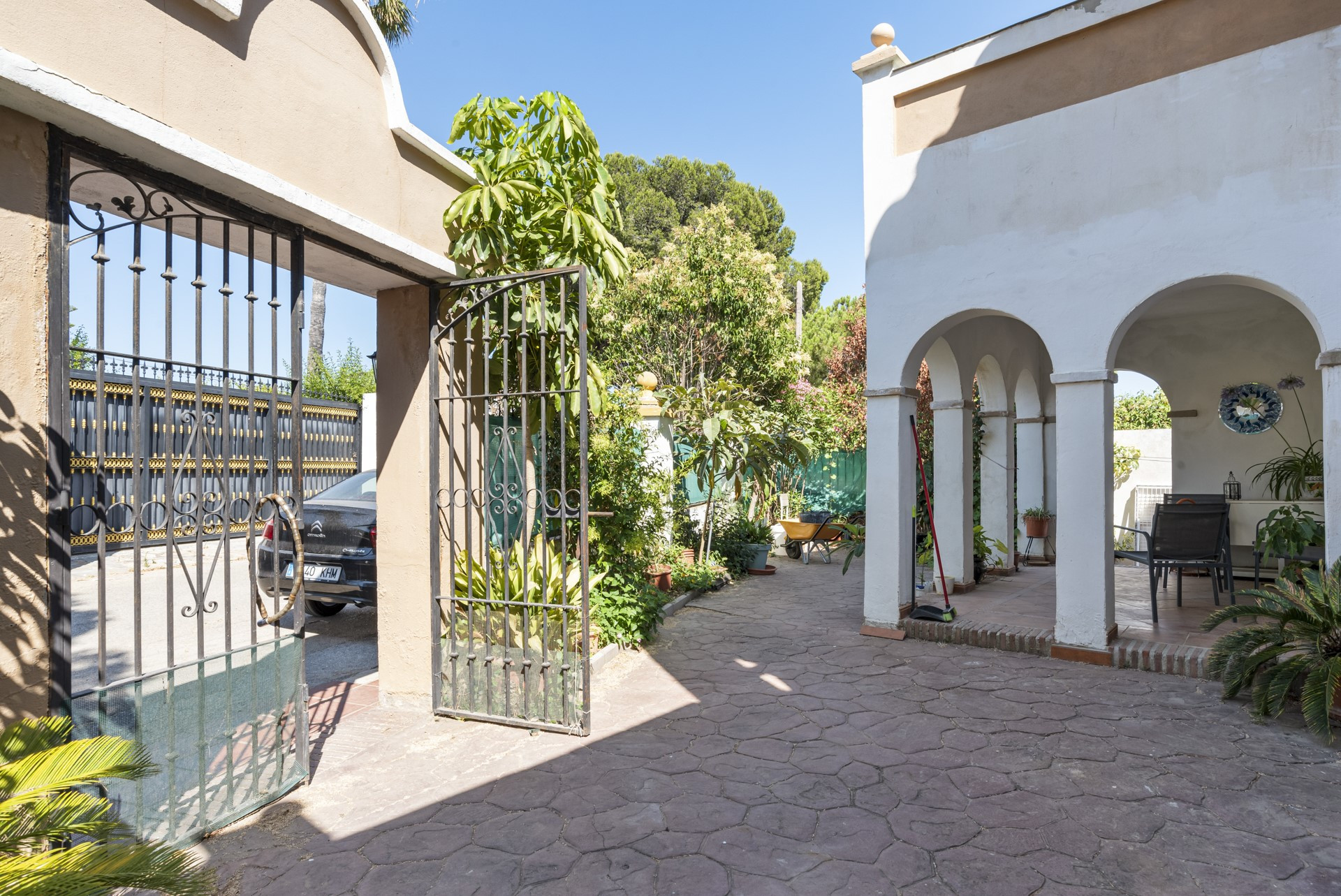 Spacious 6 bedroom villa including a guest apartment in Don Pedro, West of Estepona