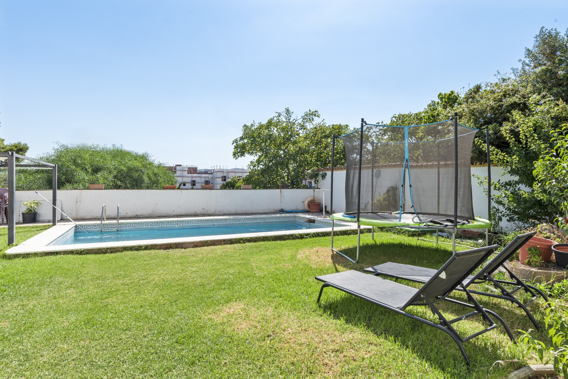 Spacious 6 bedroom villa including a guest apartment in Don Pedro, West of Estepona