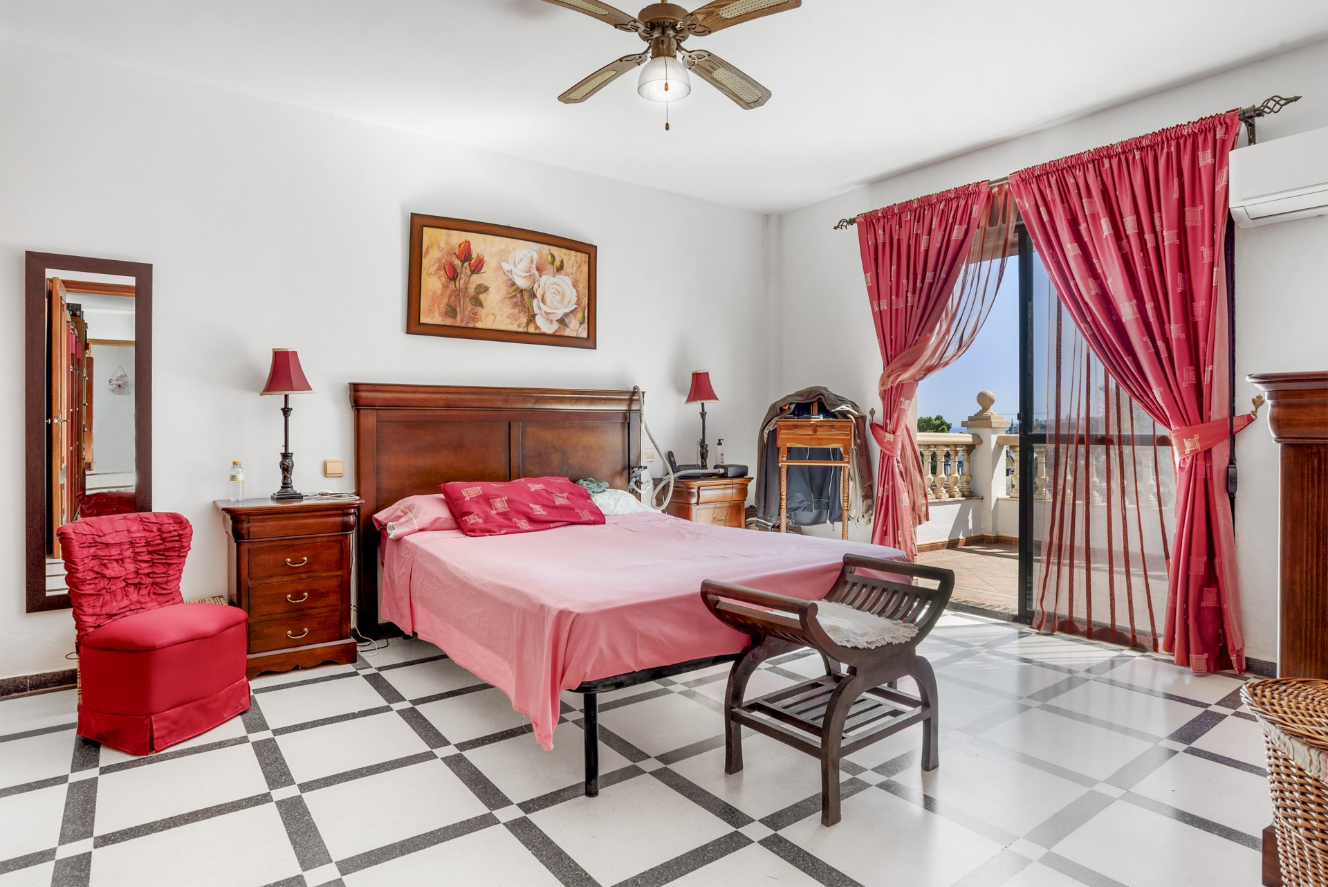Spacious 6 bedroom villa including a guest apartment in Don Pedro, West of Estepona