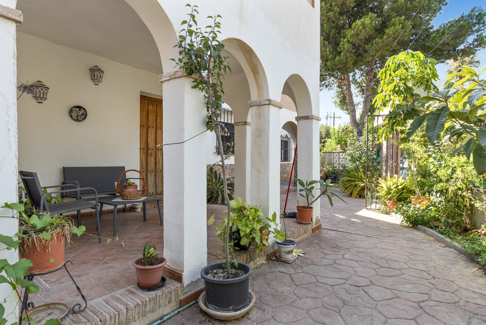 Spacious 6 bedroom villa including a guest apartment in Don Pedro, West of Estepona