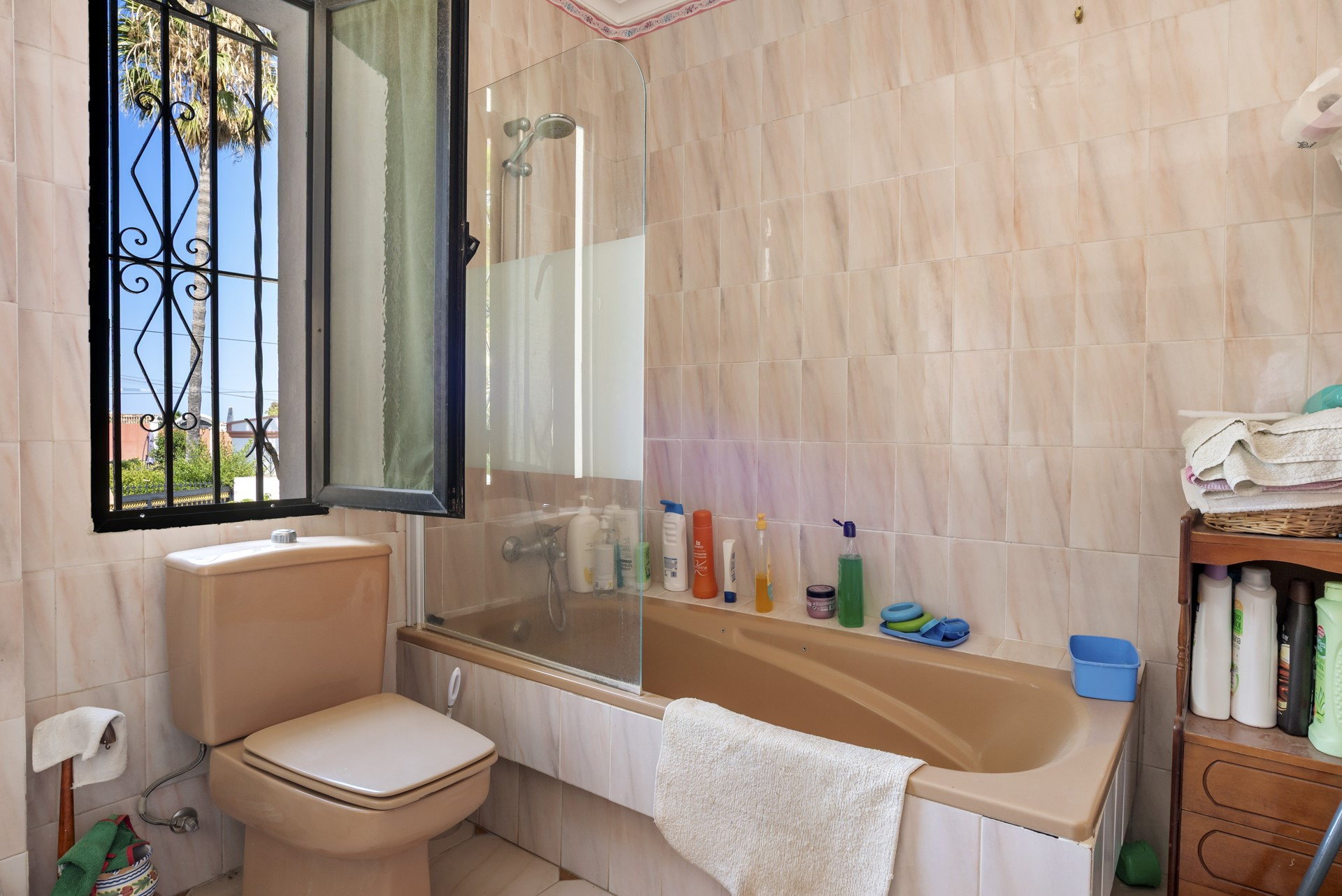 Spacious 6 bedroom villa including a guest apartment in Don Pedro, West of Estepona