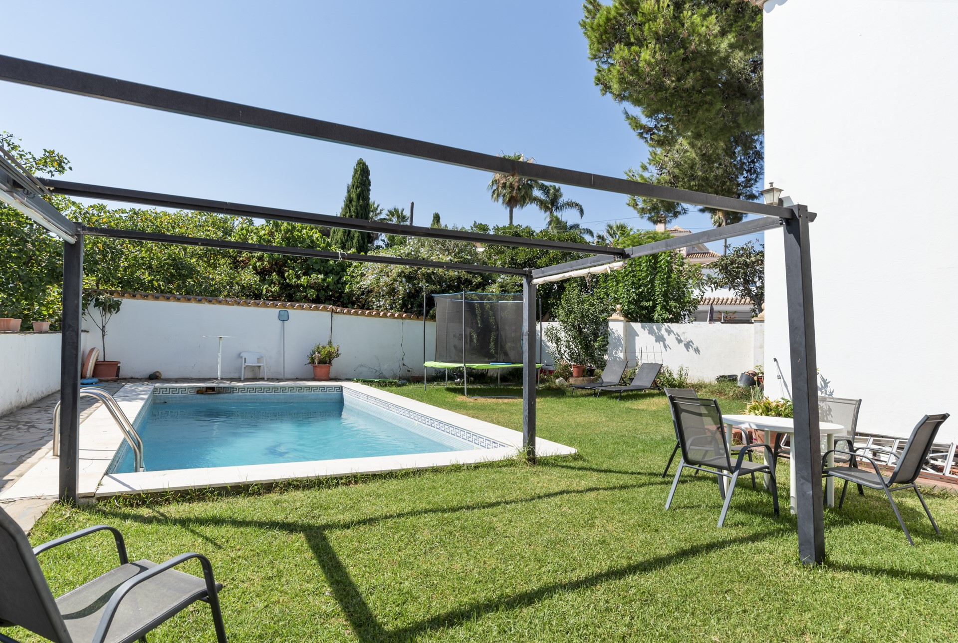 Spacious 6 bedroom villa including a guest apartment in Don Pedro, West of Estepona