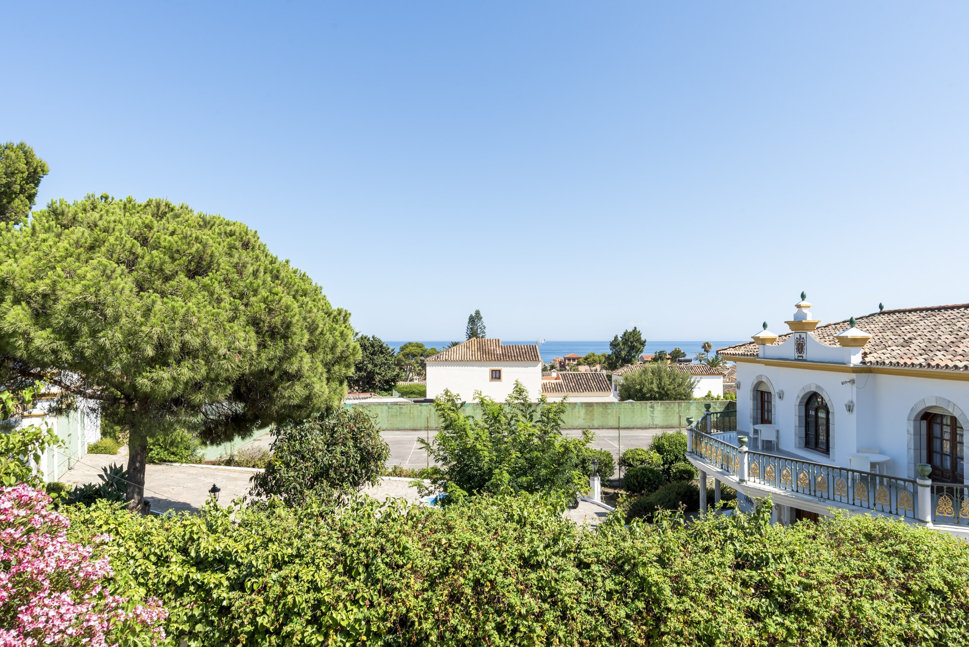 Spacious 6 bedroom villa including a guest apartment in Don Pedro, West of Estepona