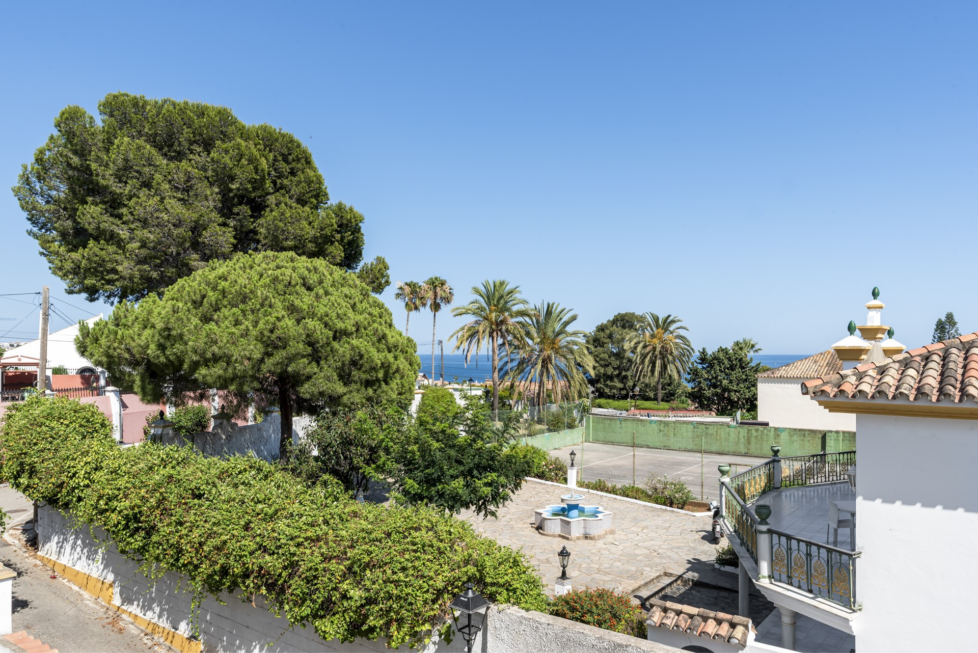 Spacious 6 bedroom villa including a guest apartment in Don Pedro, West of Estepona