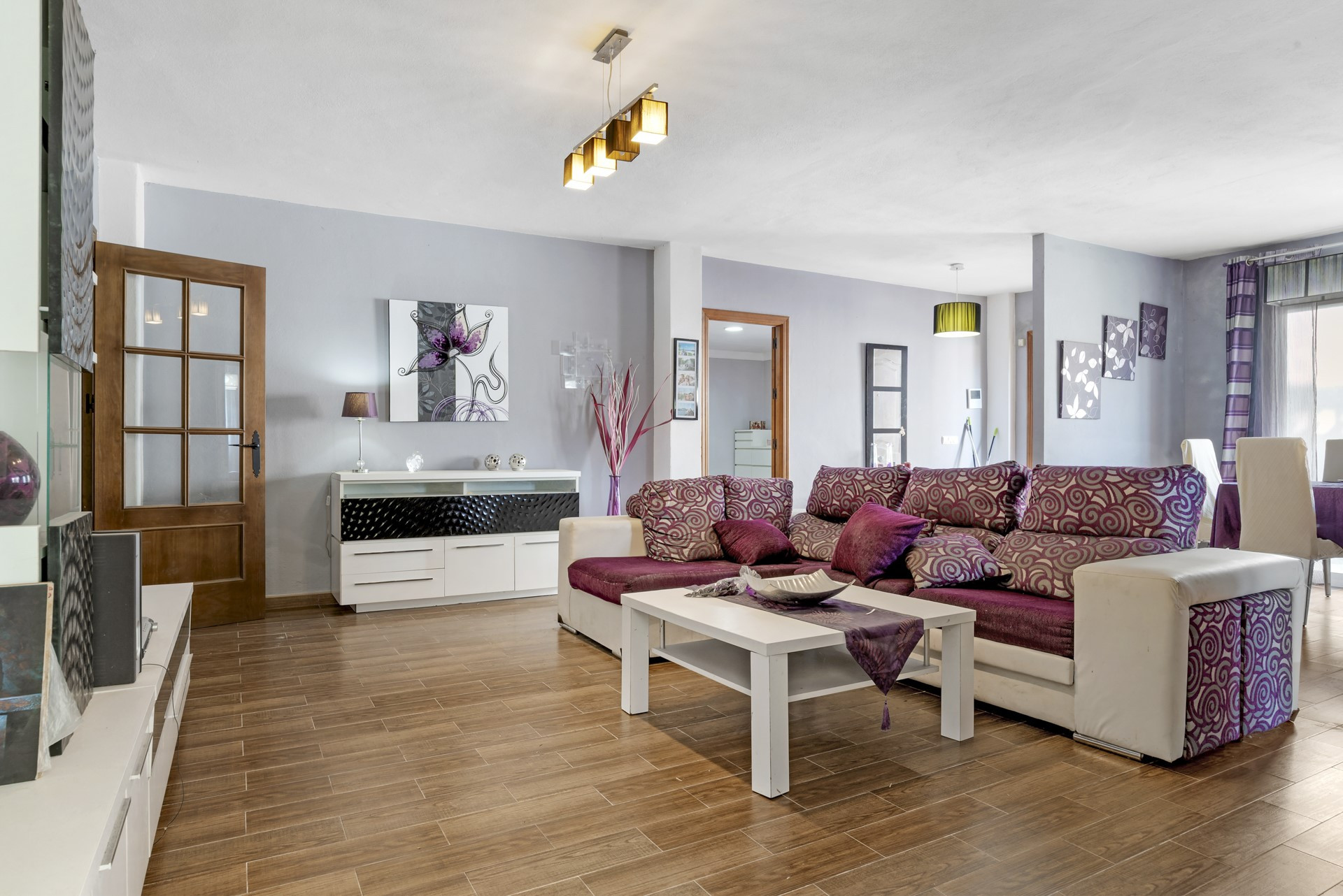 Spacious 6 bedroom villa including a guest apartment in Don Pedro, West of Estepona