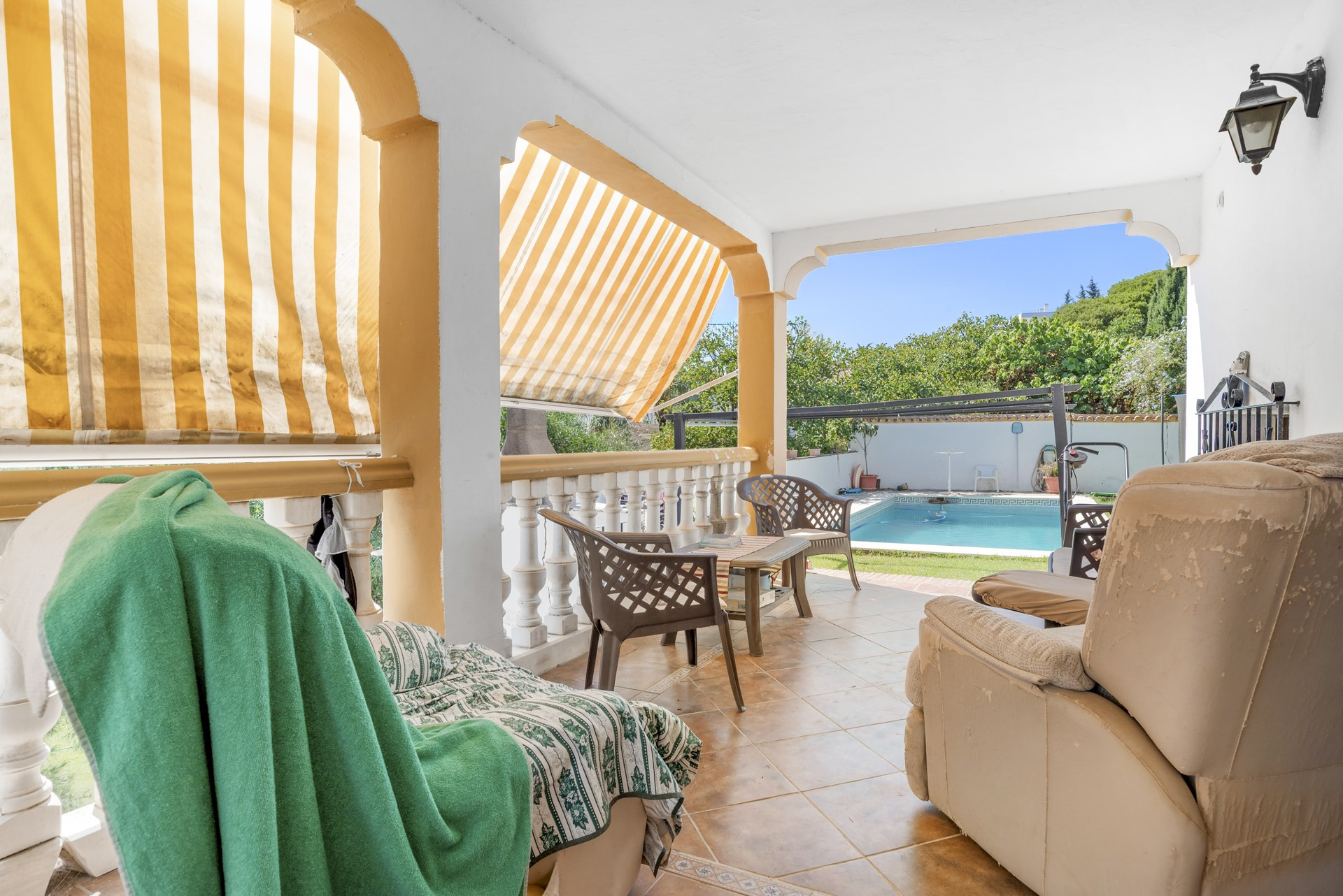 Spacious 6 bedroom villa including a guest apartment in Don Pedro, West of Estepona