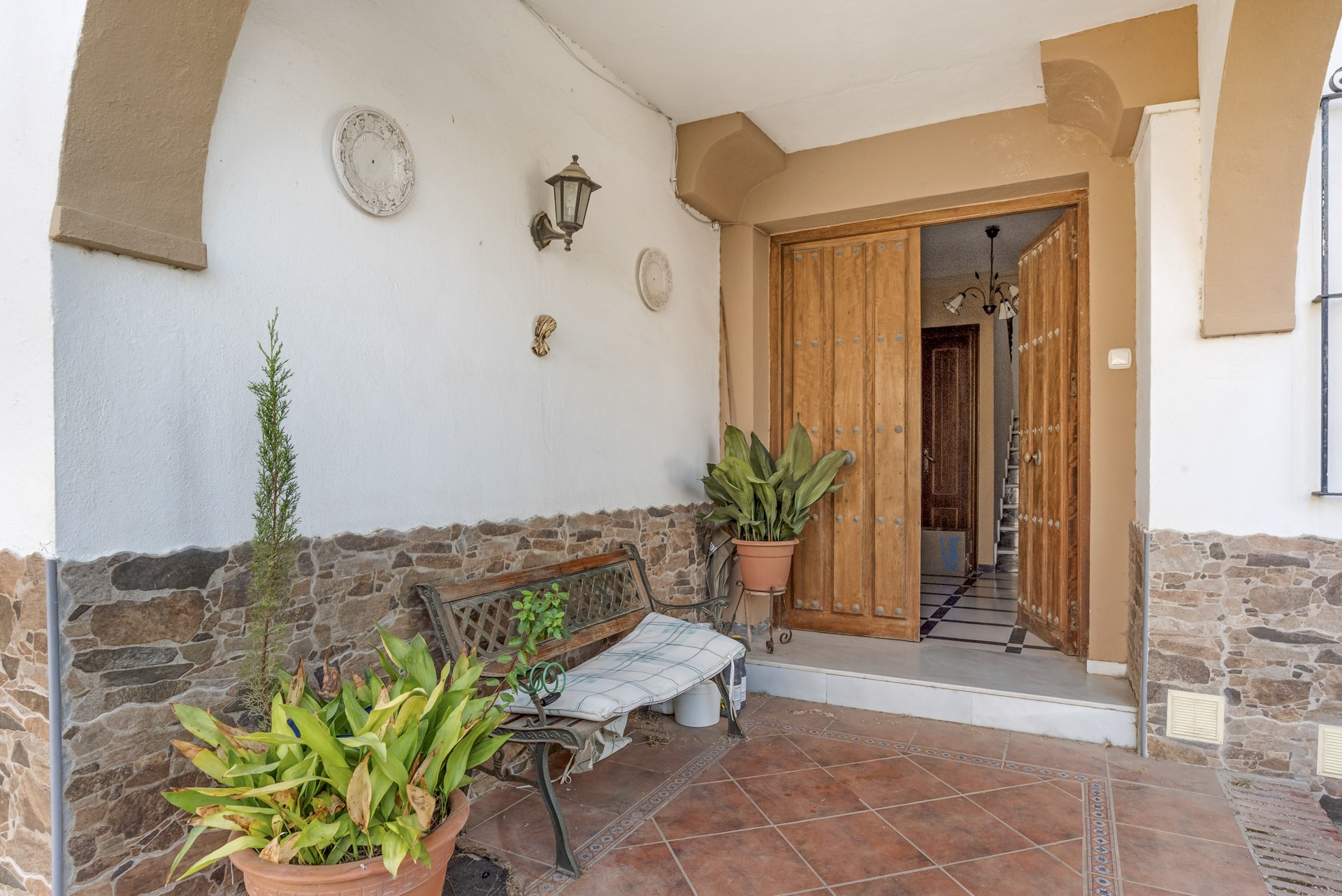 Spacious 6 bedroom villa including a guest apartment in Don Pedro, West of Estepona