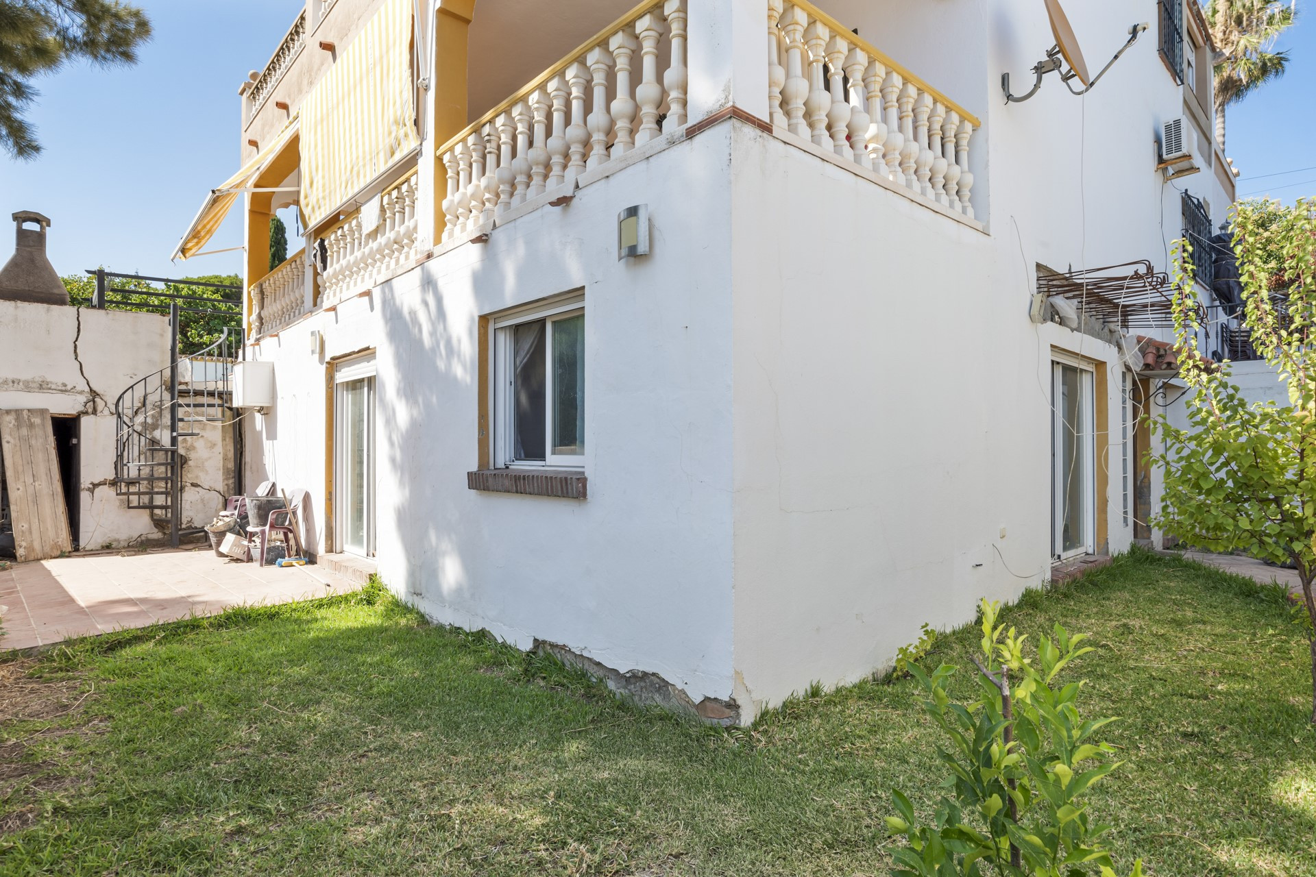 Spacious 6 bedroom villa including a guest apartment in Don Pedro, West of Estepona