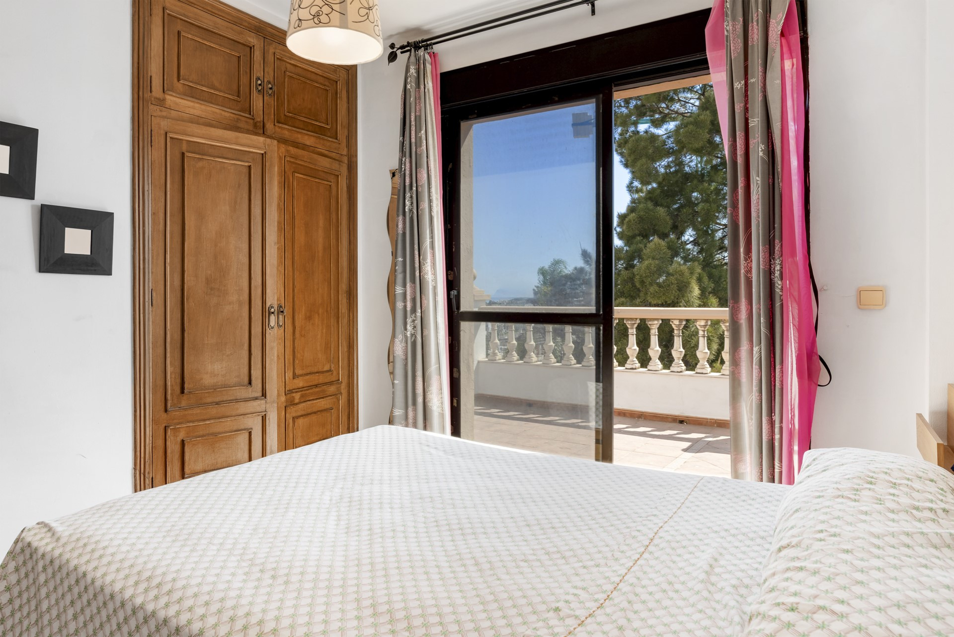 Spacious 6 bedroom villa including a guest apartment in Don Pedro, West of Estepona