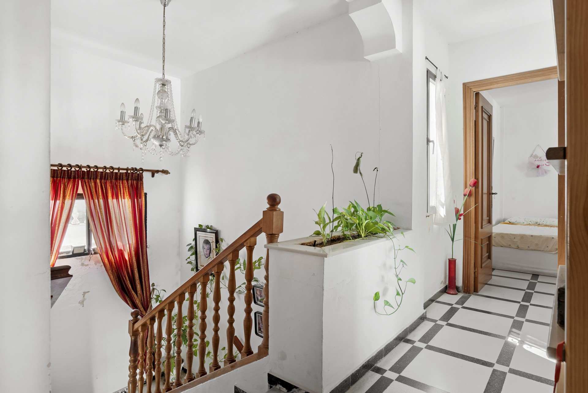 Spacious 6 bedroom villa including a guest apartment in Don Pedro, West of Estepona