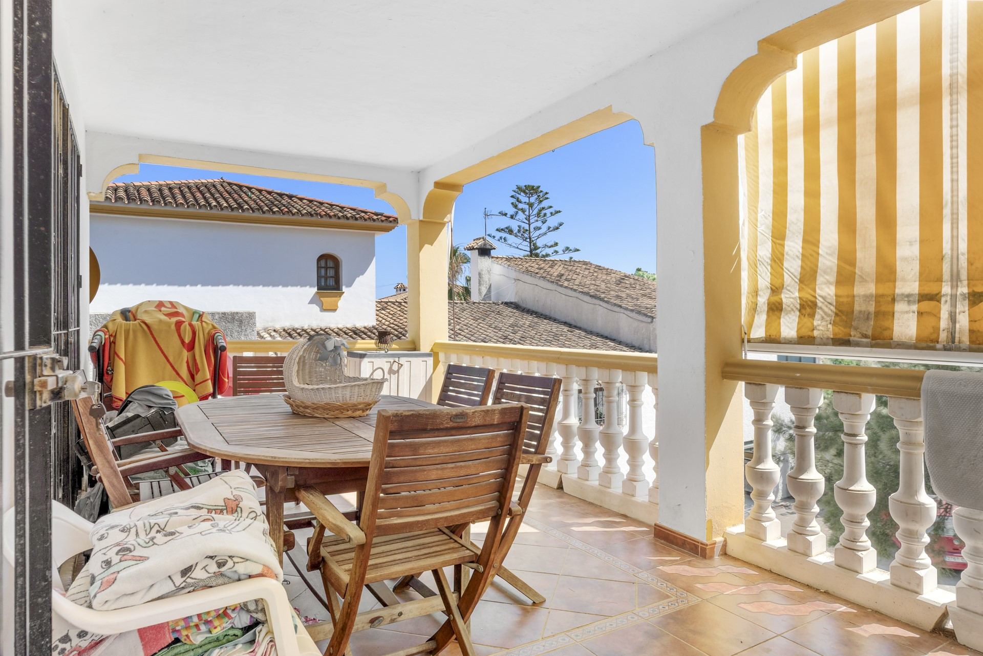 Spacious 6 bedroom villa including a guest apartment in Don Pedro, West of Estepona