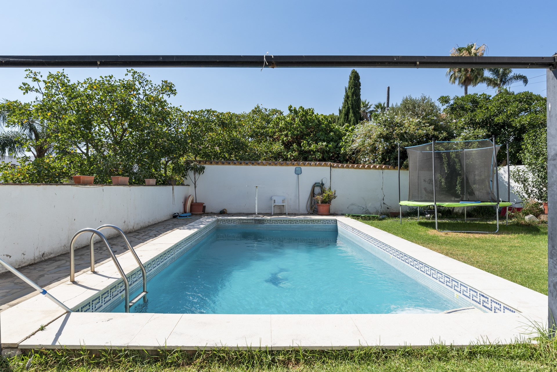 Spacious 6 bedroom villa including a guest apartment in Don Pedro, West of Estepona