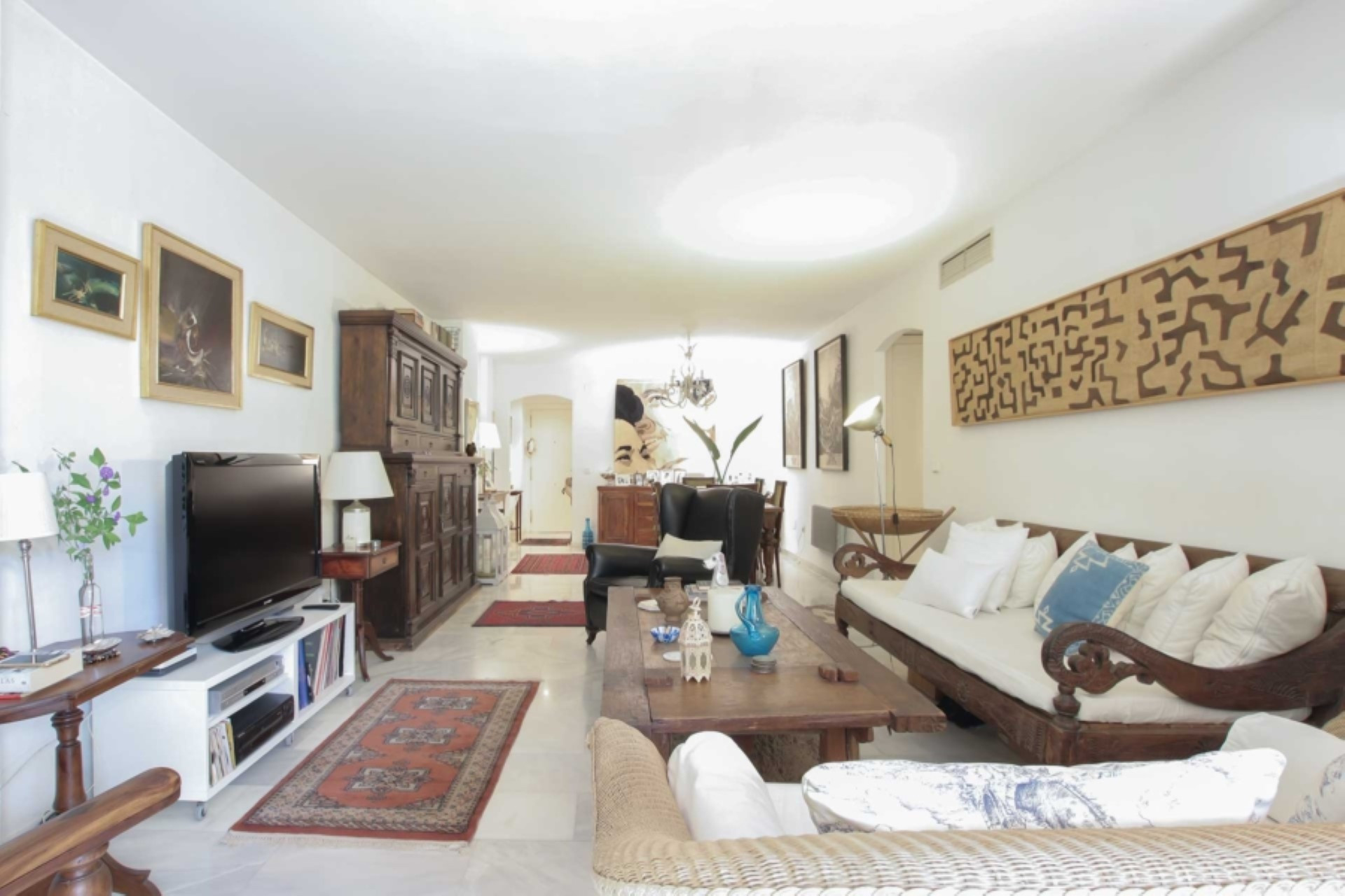 Elegant apartment on the Golden Mile.