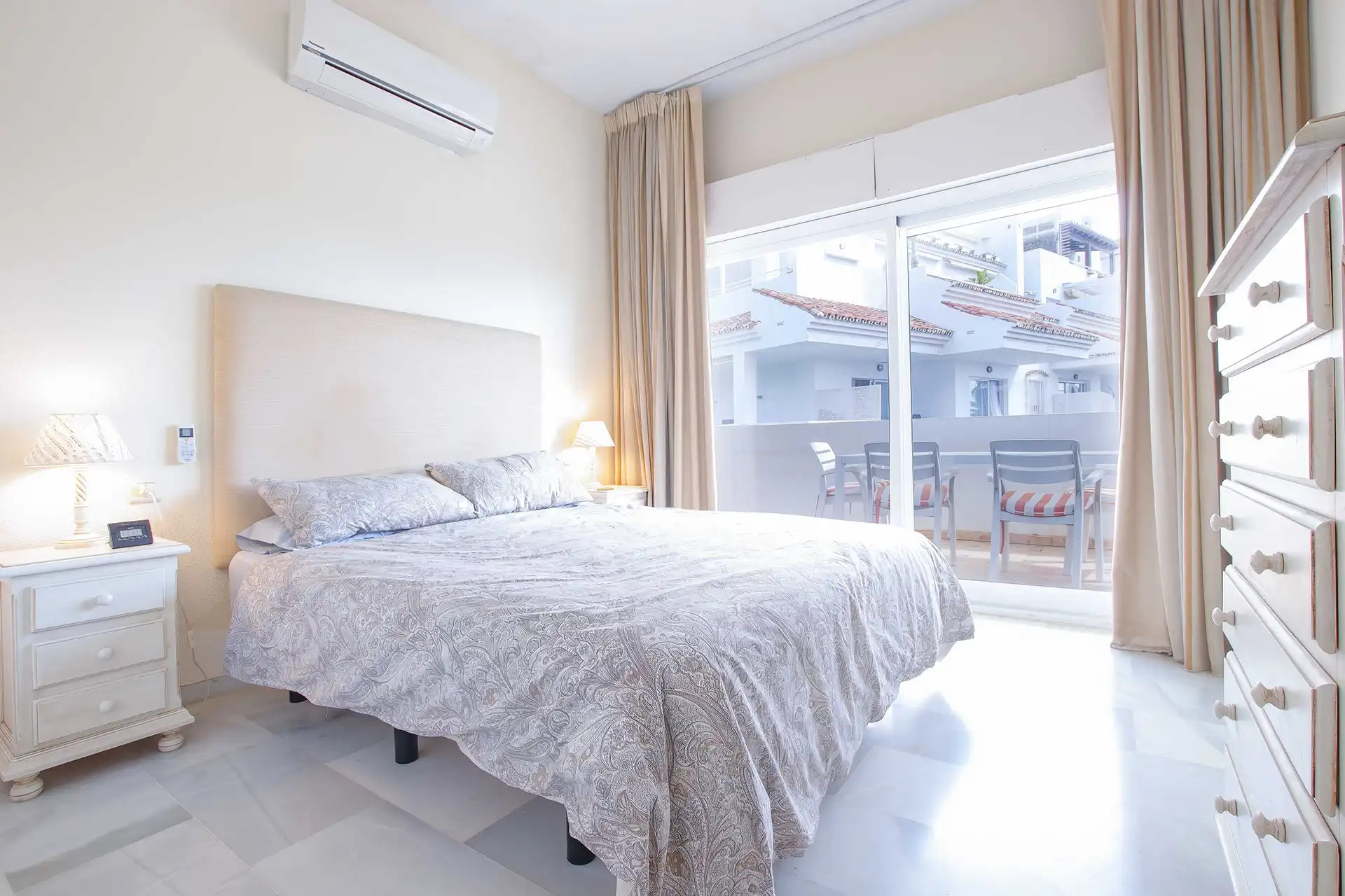 Contemporary Apartment in Nueva Andalucía.