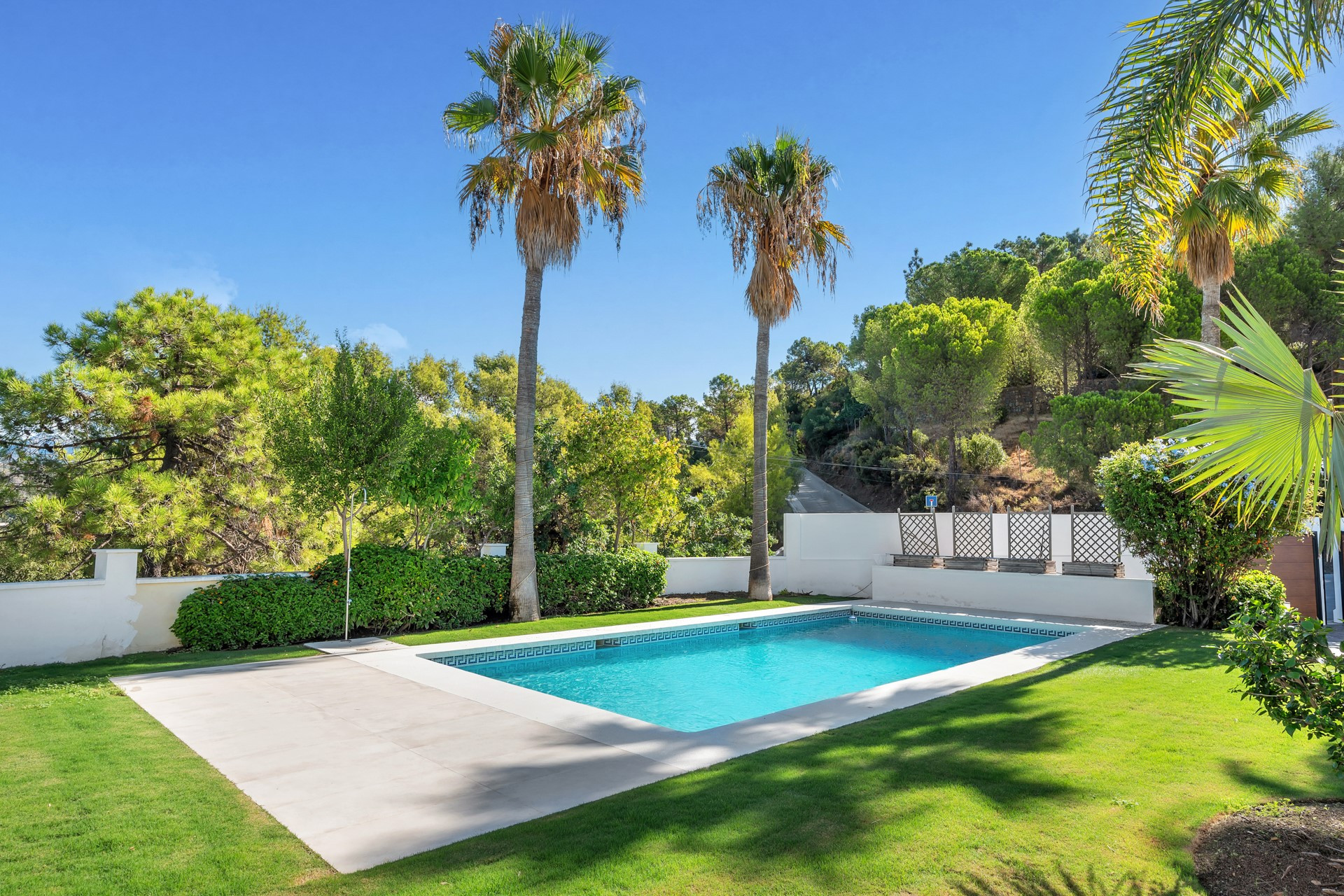 Renovated 5-bedroom luxury villa in El Madroñal