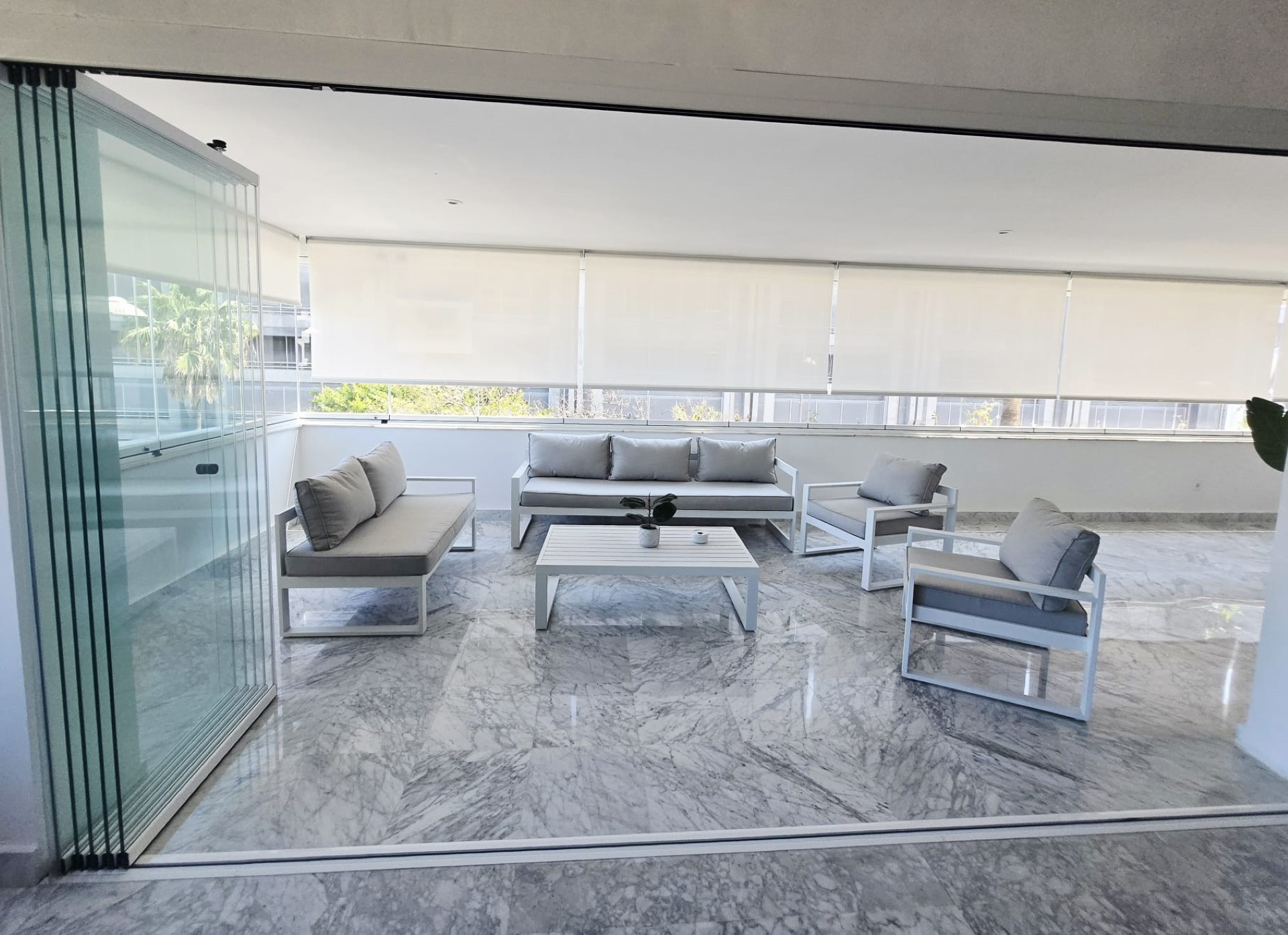 3 bedroom east facing corner apartment with a private terrace in Tembo Banús, Puerto Banús.