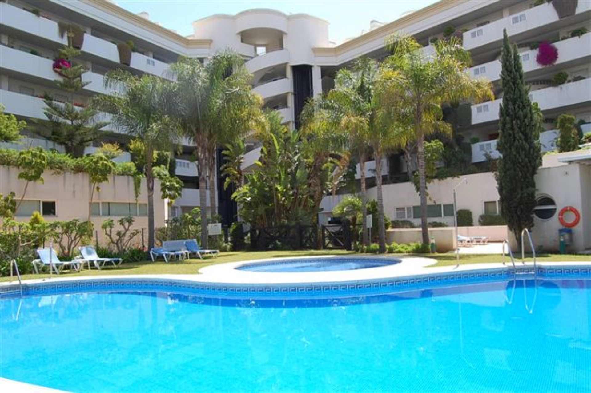 3 bedroom east facing corner apartment with a private terrace in Tembo Banús, Puerto Banús.