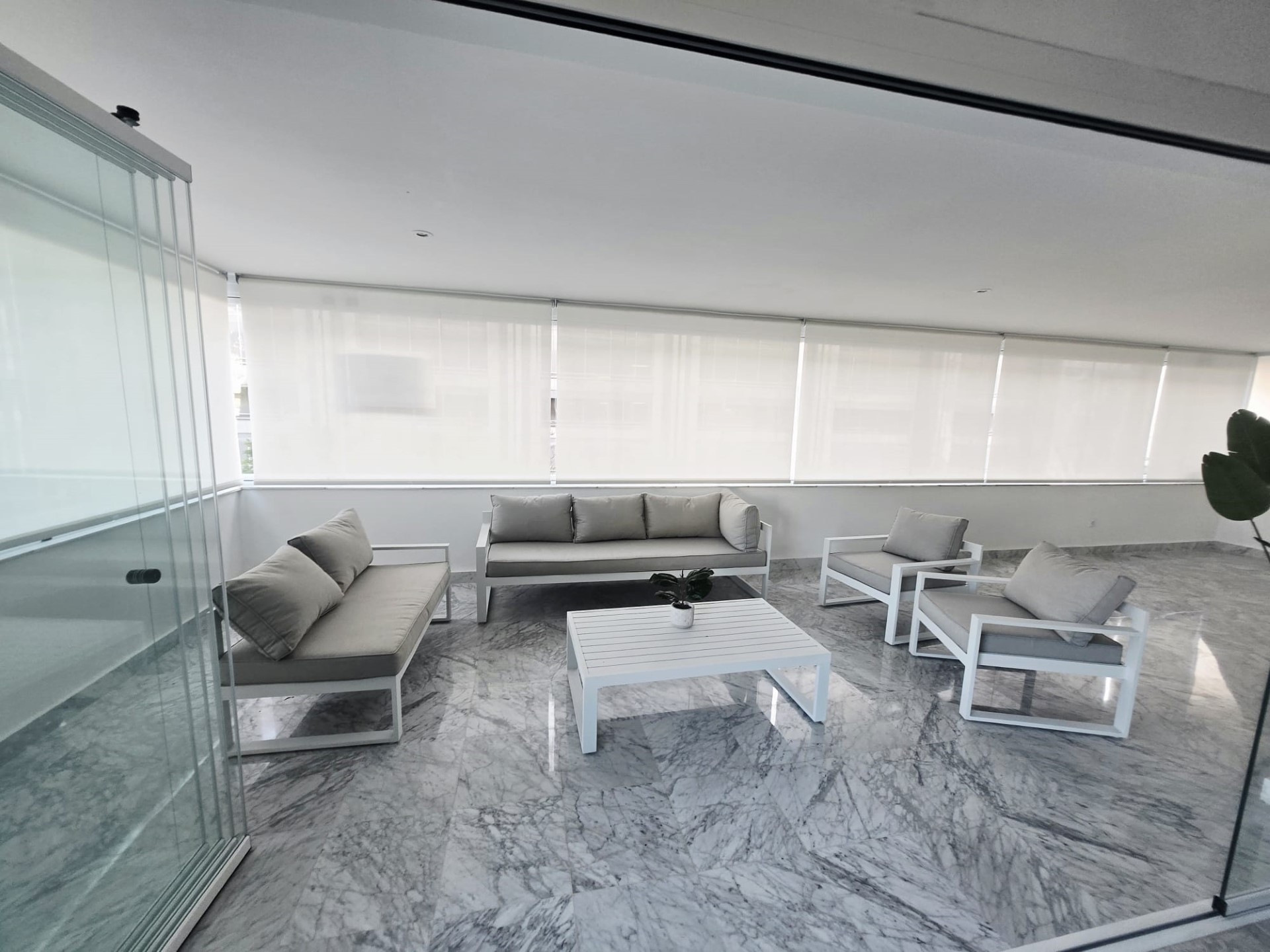3 bedroom east facing corner apartment with a private terrace in Tembo Banús, Puerto Banús.