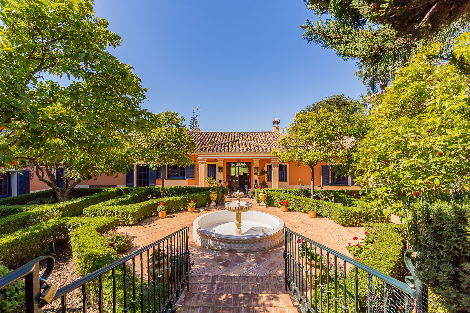 Villa for sale in Marbella, 
