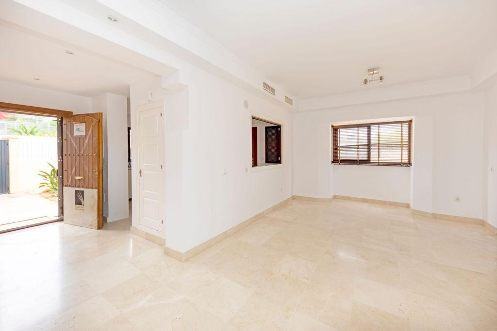 Villa for sale in Benahavis, 