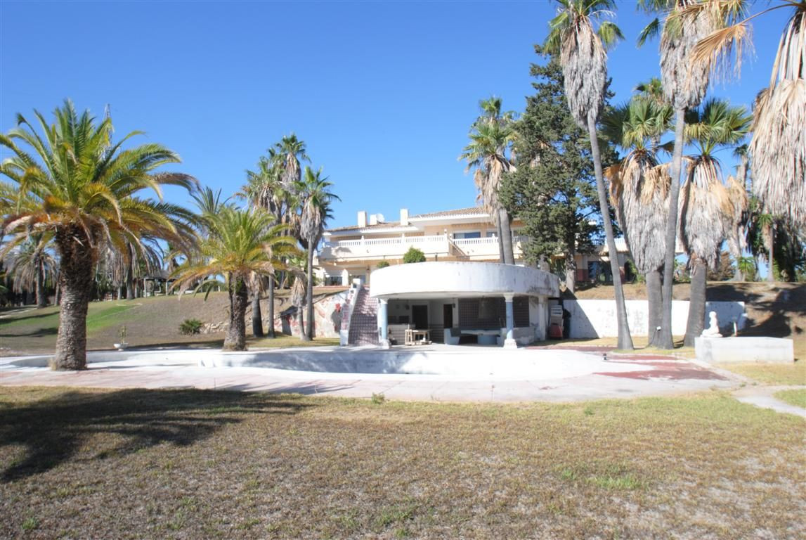 Villa for sale in Estepona, 