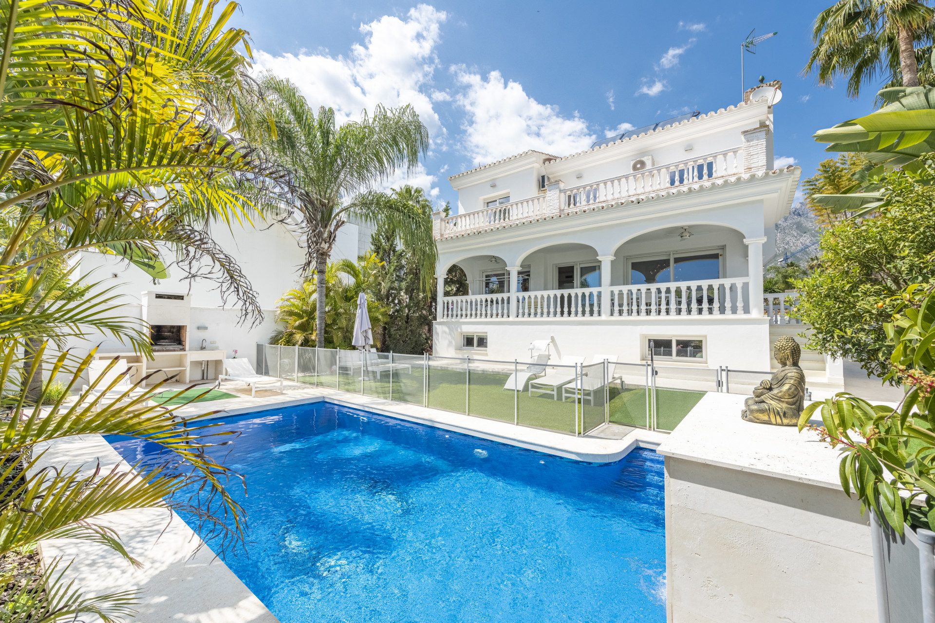 Villa for sale in Marbella, 