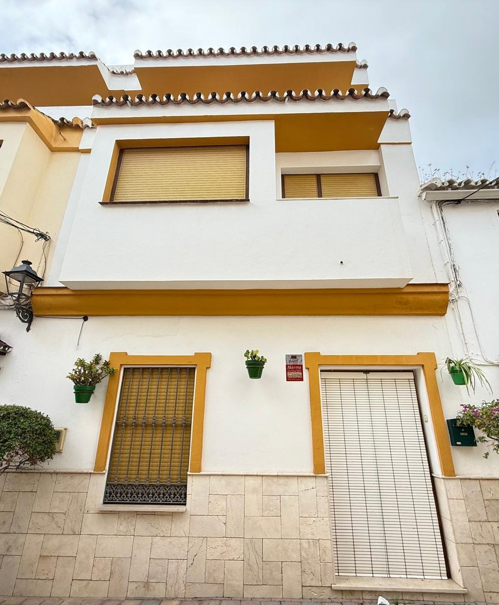House in Estepona - Image 3