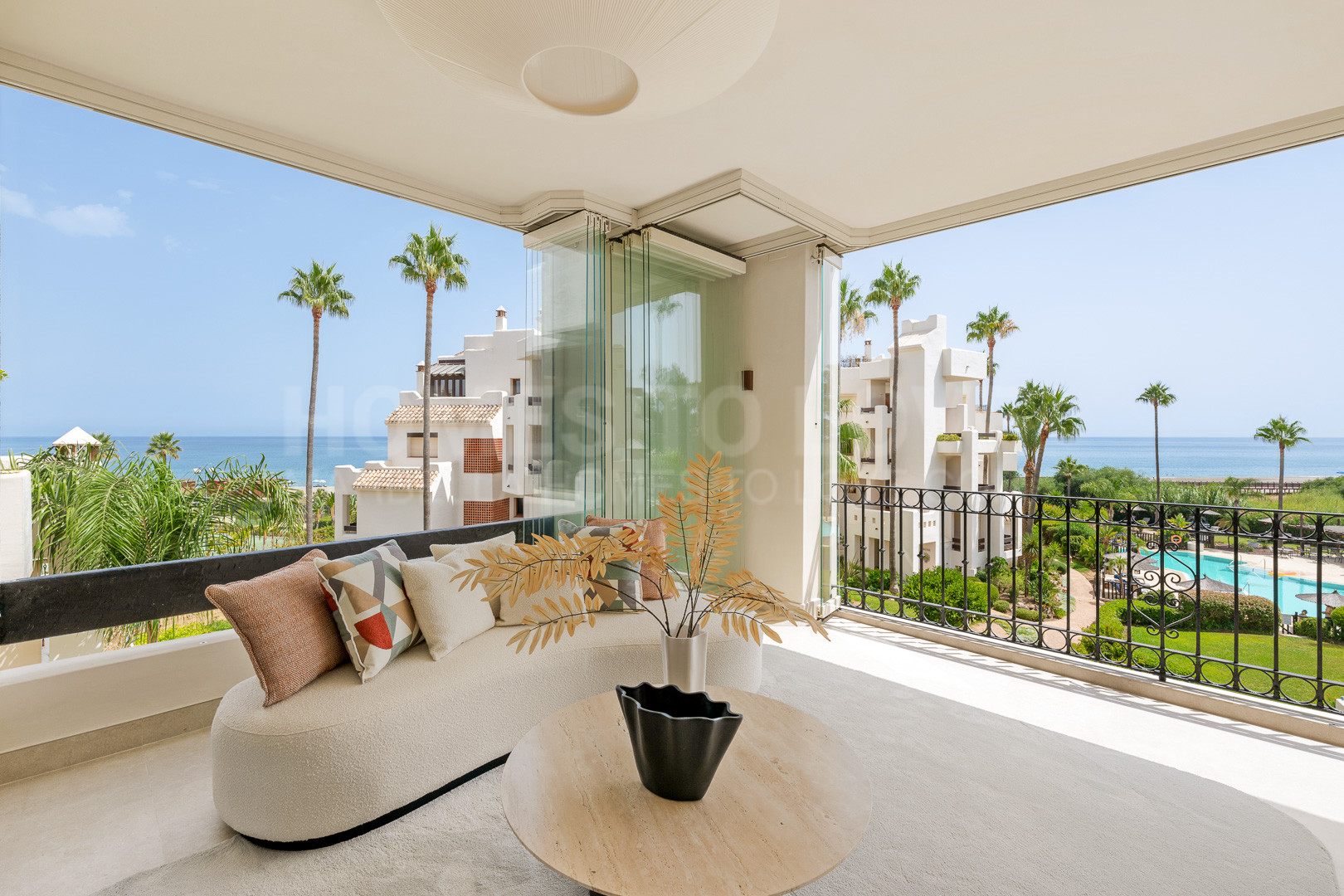 Apartamento de tres dormitorios con vistas al mar en Bahía del Velerín, Estepona