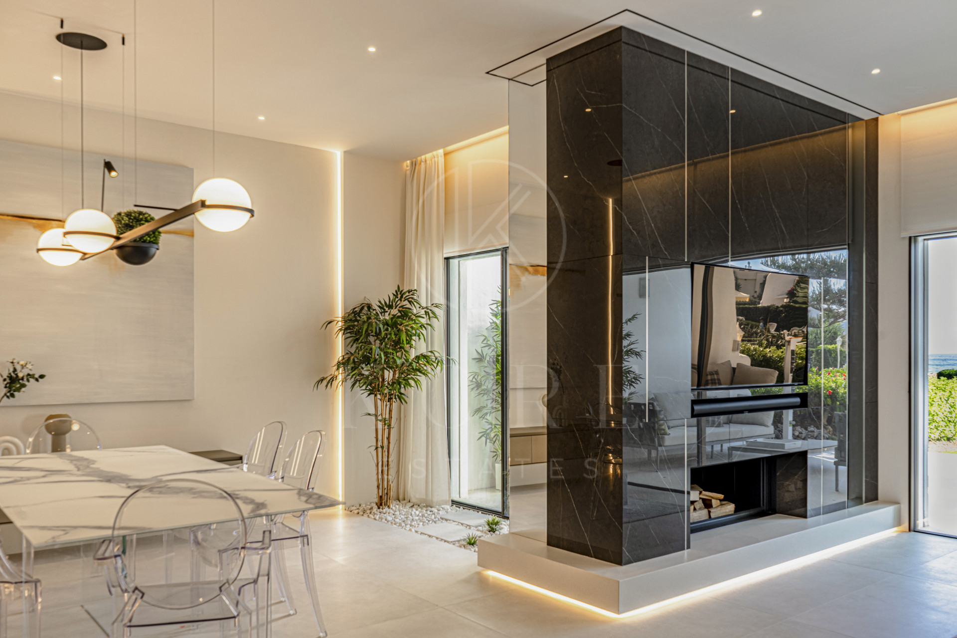 Adosada en primera línea de playa con vistas al mar, Milla de Oro de Marbella