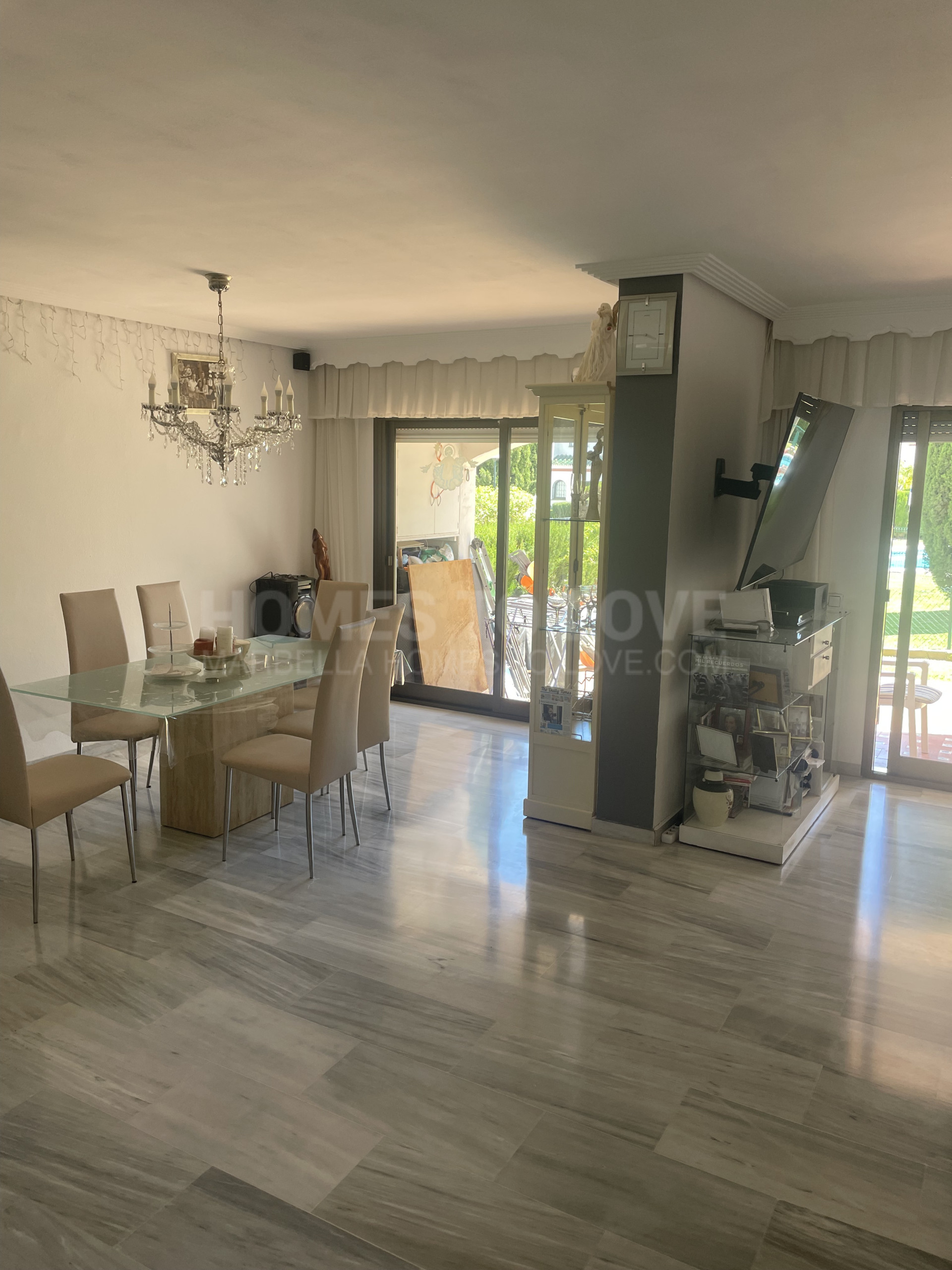 Amplia casa adosada con orientación sur en Bel Air, Estepona