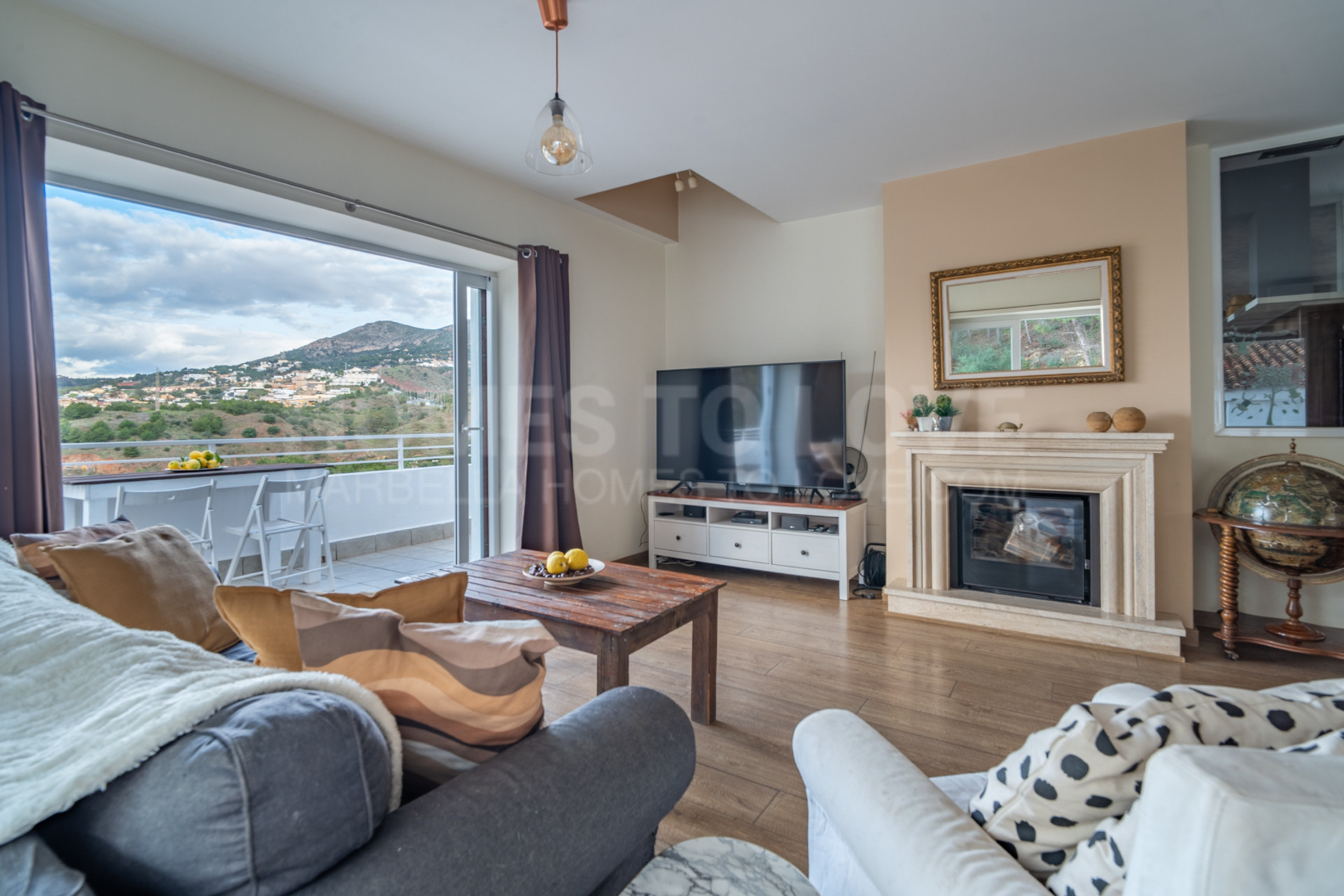Villa with Panoramic Views in El Candado This property is located at the end of a quiet street without exit at the top of El Candado. Its location guarantees total privacy and offers one of the most clear views of the area, aba