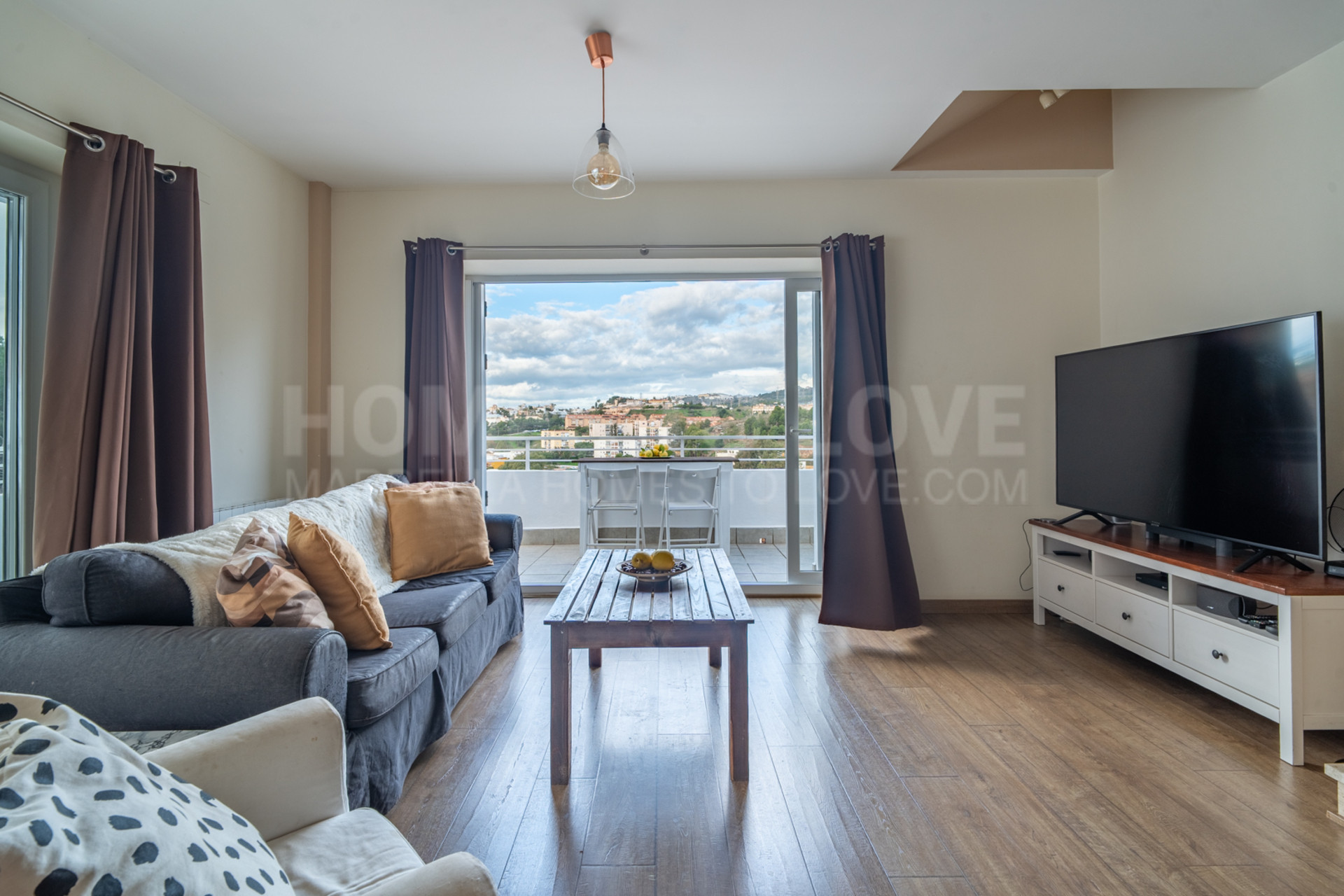 Villa with Panoramic Views in El Candado This property is located at the end of a quiet street without exit at the top of El Candado. Its location guarantees total privacy and offers one of the most clear views of the area, aba